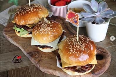 にぎりっ娘。のインスタグラム：「ずいぶん昔のお弁当で作った手作りハンバーガー🍔  今回はハンバーガーのレシピではなく、問い合わせの多いカッティングボードの紹介です。  このオリーブウッドのカッティングボードは、抗菌作用もあり、木も硬くキズが入りにくいです。  イタリアの厳選されたオリーブの木から作られるこのカッティングボード。  綺麗な形に加工された物もありますが、私のは木の形を生かした一点ものを選びました。  買ったのが2015年9月なので、かれこれ6年目に突入ですね😳  相変わらず可愛いヤツです☺︎  ほかにも色んなお気に入りのキッチングッズを 楽天ルームで紹介しているのでよかったらフォローして貰えると嬉しいです😆  このカッティングボードについてめっちゃ詳しく知りたい人は、 ブログの方に特性からお手入れまで詳しく書いた記事があるので参考にされて下さい❤️  ◽️今日の出来事 めざましテレビの「 紙兎ロペ」をみてクスッと笑った私と目が合った息子小3が放ったひとこと。  「…ボクにはわからん🙄」  #紙兎ロペ のゆるい感じが好き #カッティングボード  #オリーブウッド #アルテレニョ #キッチン雑貨 #ハンバーガー」