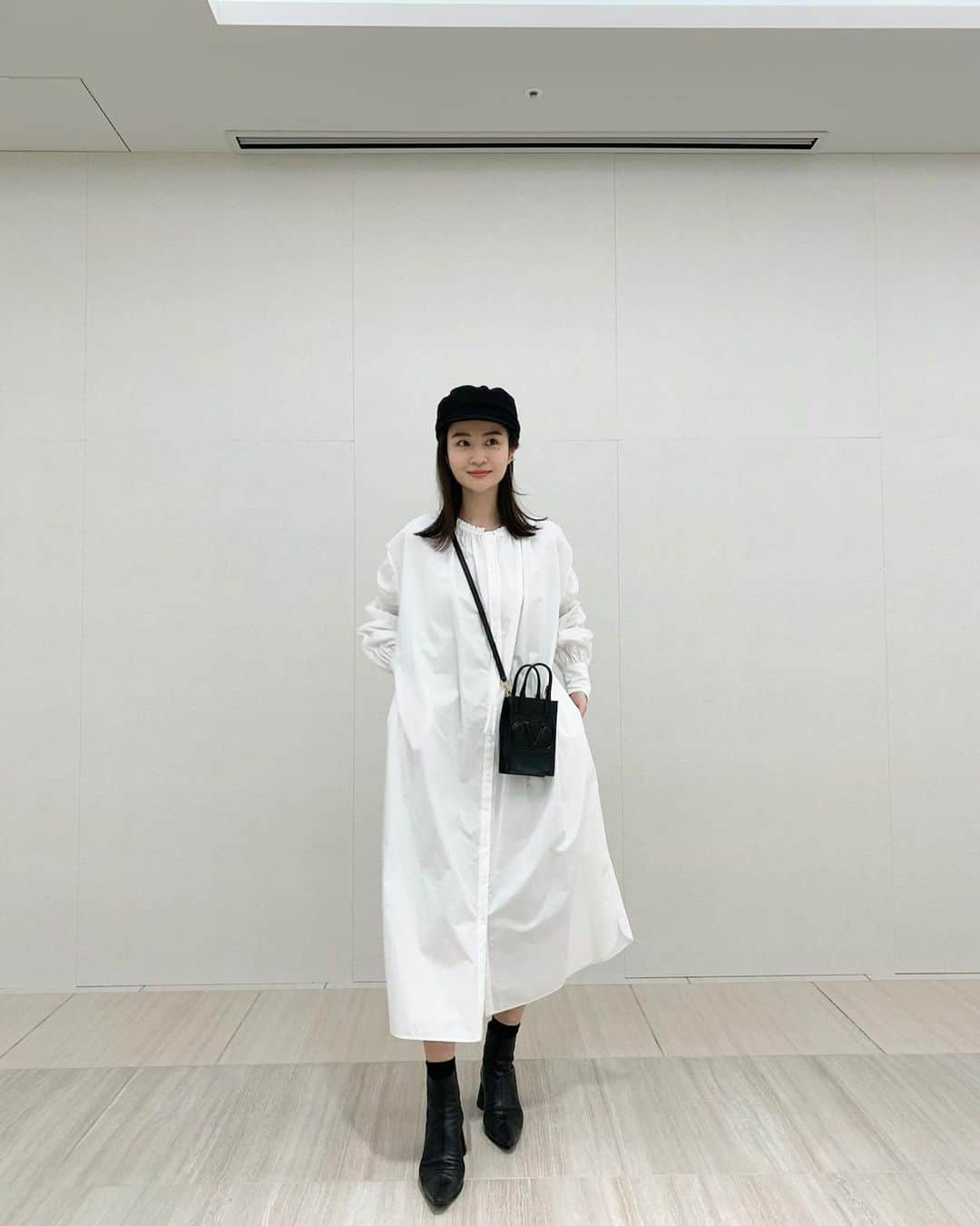 中瀬古ゆきなさんのインスタグラム写真 - (中瀬古ゆきなInstagram)「着たり脱いだり着たり〜な私服写真😂🧡（スワイプどうぞっ👉） ・ コートも中のお洋服もみせたいときって 写真撮るの難しいですね😂🌈 いろんなパターンで撮ってもらいました♡ ざっくり羽織れるシャギーコートは @cizatto 。 手触りが気持ちよくて褒められる1着です👏 こういうがっつりロングのアウター大好きで なにかとよく着てますが生地が良いので 来年も長く着られそうなかんじがする🤗 ・ シャツワンピは @akte_official の春の新作🌸 エマブラウスの進化系でそでのポワ×2が 可愛すぎてます🤤 すこしずつ春の装いを取り入れているこの頃です🌿 ・ #fashion #code #coordinate #ootd #outfit #photo #akte #cizatto #valentino #kijimatakayuki #mm6 #seadsmara #dewlux」1月28日 20時58分 - yuch1129