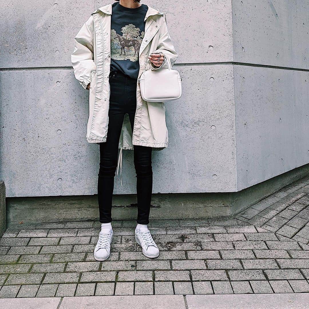 maai0528のインスタグラム：「〻👩🏼‍🦱🐴🧁☕️ white×black‥🕊 好きなものをたっぷり詰めこんでみた♡ ． はぁ〜 それにしても アウター可愛すぎる。 フード取り外し可能ってのが最高♡ ． 明日発売だよん✌︎ ． ． #fashion  #MOUSSY #MOUSSYSNAP  #teampixel #baroque_pixel #pixelで撮影」