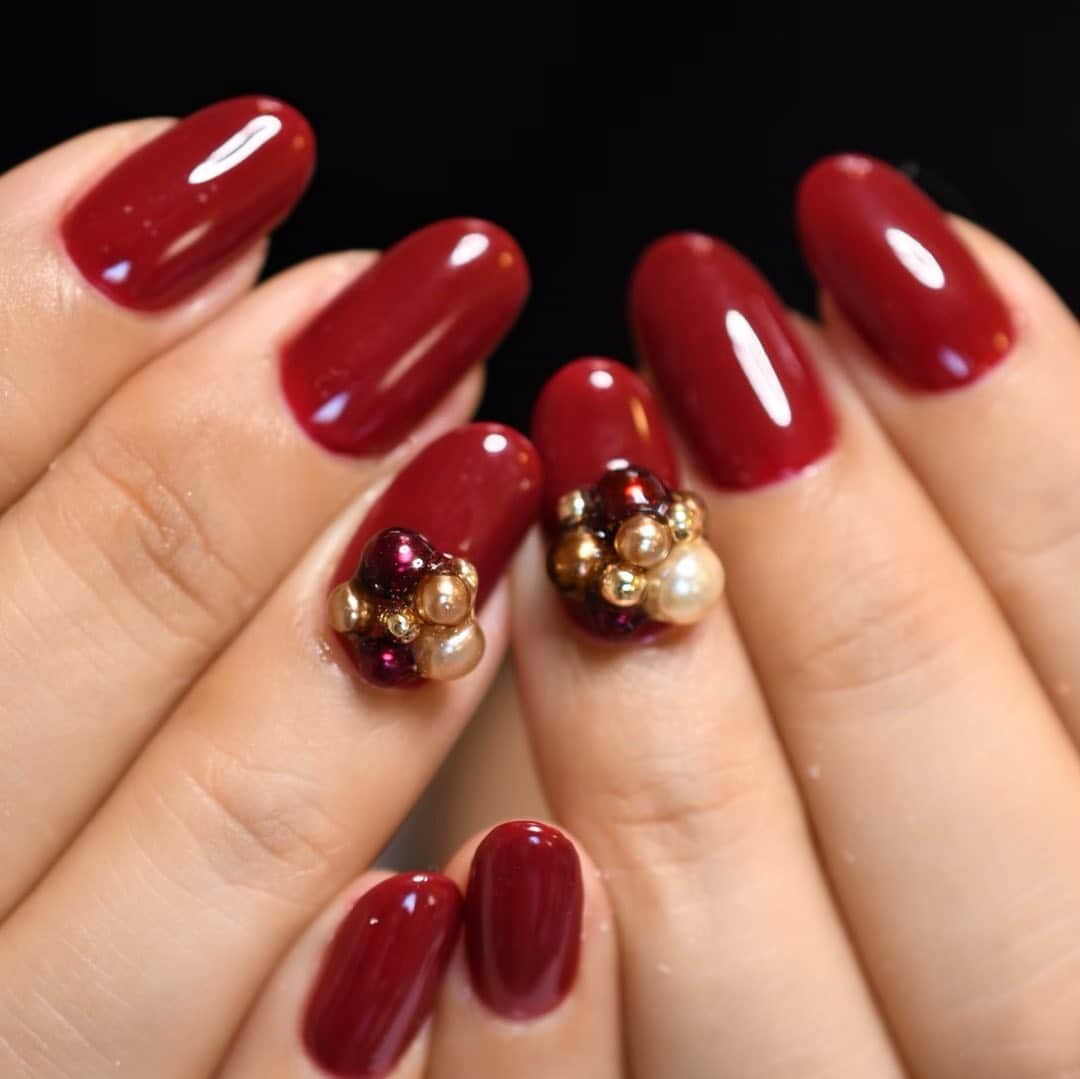 Yuka Maeda ::manicurelistのインスタグラム：「. . Salon data▼ ＝＝＝＝＝＝＝＝＝＝＝＝＝＝＝＝＝＝＝＝ . CADENAS -nail eyelash salon- ●Nail artist  @yuka.maeda  @yuki_cadenas ●eyelash　@cadenaseyelash  ゲストに愛と感動を…♡ . 【 LINE ＠cadenas 】 ご予約/お問い合わせはLINEよりお気軽に🤲 ▶︎▶︎#cadenasnail デザインアップしてます♡  price…★⭐︎Instagram特別キャンペーン中⭐︎★ . 「インスタ見たよ👀」と LINEからご予約で特別プライス7500円！！ . ※ご新規様限定 ※キャラクターや特殊なエレメント等のみ 別途料金いただく場合ございます🙇🏻‍♀️ . . price…初回8000円（オフ込み） access…大阪市北区堂山町16-1  中崎町駅  徒歩5分 /  梅田駅  徒歩6分 . tel… 06-4792-8617 ＝＝＝＝＝＝＝＝＝＝＝＝＝＝＝＝＝＝＝＝ . . .  #中崎町ネイルサロン #梅田ネイルサロン #大阪ネイルサロン #関西ネイルサロン #インスタネイル #instanails #instanail #トレンドネイル #ネイルサンプル #ワンカラーネイルデザイン  #ネイルブック #ビジューネイル #ネイルチェンジ #今月のネイル #にゅーねいる #冬ネイル #パールネイル  #ネイル大好き #赤ネイル #ネイル部 #女子力向上委員会 #女子力 #女子力ネイル #アートネイル #rednails  #ニューネイル  #ナノソル #ナノソルcc  #ナノソル販売店大阪」