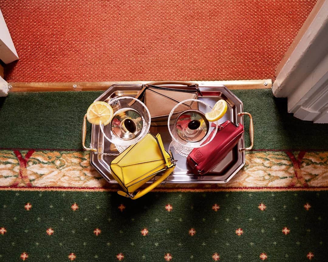Loeweさんのインスタグラム写真 - (LoeweInstagram)「Big gesture, extra small size.   Introducing the nano Puzzle: the perfect gift for Valentine’s Day.   See the collection on loewe.com   #LOEWE #LOEWEpuzzle」1月28日 21時01分 - loewe