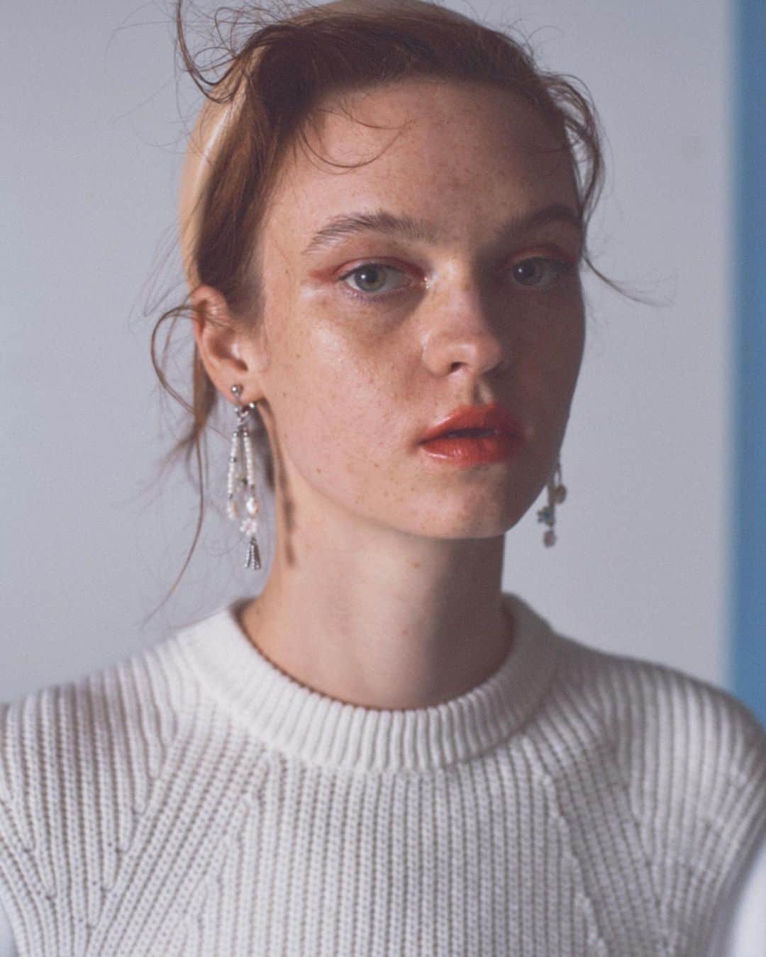 ファーファーのインスタグラム：「【NEW IN】 丸みのあるフォルムとその存在感で ヘアスタイルにアクセントをつける 人気のカチューシャはどんなスタイルにも。  エコレザーなので、 ファッショナブルに仕上がるのも嬉しいポイント。  hair band ¥3,600＋tax  @furfur_official @furfur_official_staff  #FURFUR #ファーファー」