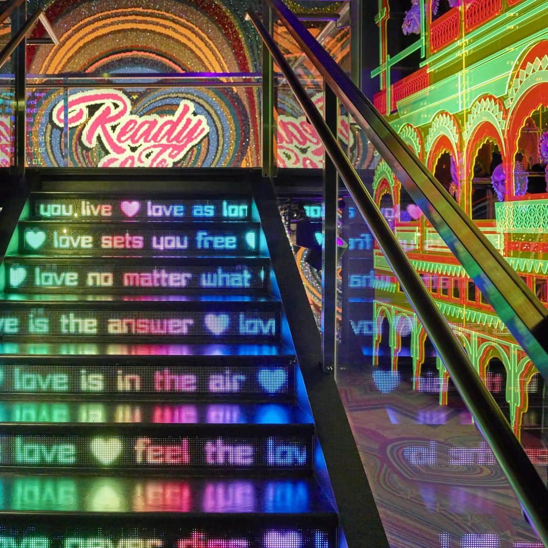 のインスタグラム：「How many ways can you express your love? @ManishAroraFashion displayed 19 glittering messages on this staircase installation as part of his magical chamber of wonder at Kristallwelten. Can you guess how many crystals were used? #Kristallwelten」
