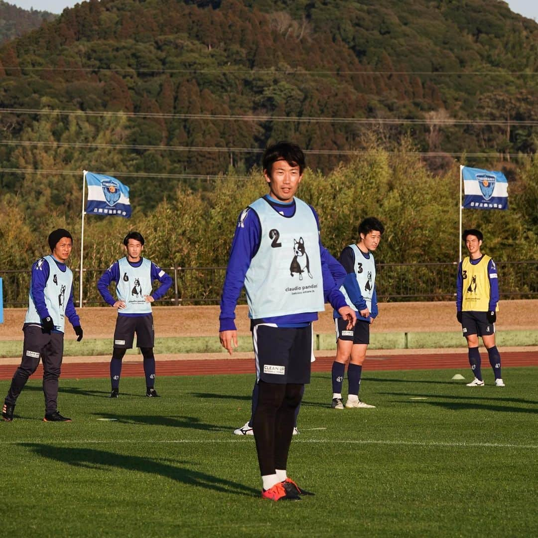 横浜FCさんのインスタグラム写真 - (横浜FCInstagram)「- 宮崎キャンプがスタートしました。 歓迎セレモニーにて特産品を贈呈していただきました。 引き続き練習見学はありませんが各SNSにて選手の様子をお伝えしていきます📷 - #yokohamafc #横浜FC #RECORDTHEBLUE #JLEAGUE #Jリーグ」1月28日 21時06分 - yokohamafc_official