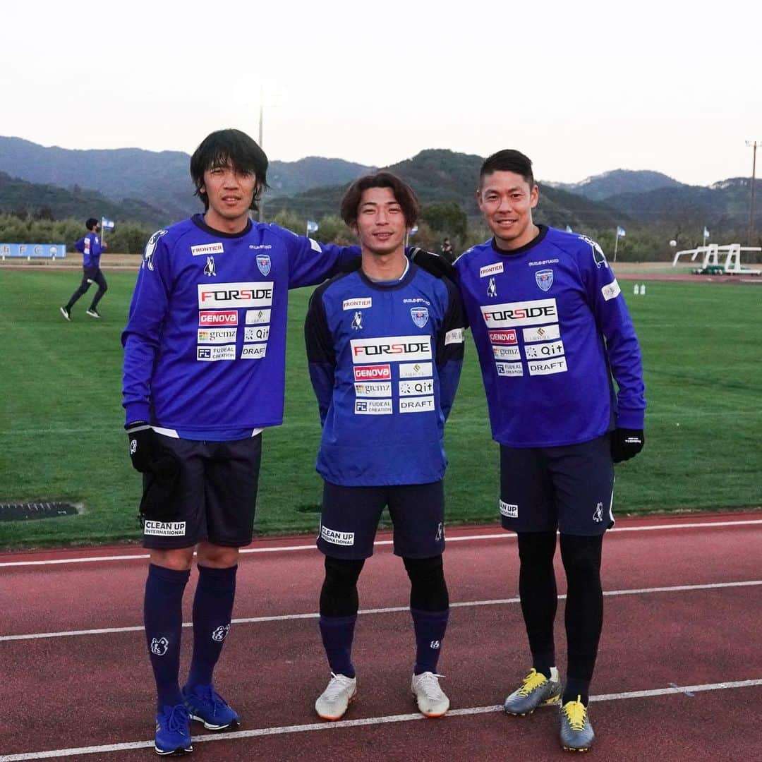 横浜FCさんのインスタグラム写真 - (横浜FCInstagram)「- 宮崎キャンプがスタートしました。 歓迎セレモニーにて特産品を贈呈していただきました。 引き続き練習見学はありませんが各SNSにて選手の様子をお伝えしていきます📷 - #yokohamafc #横浜FC #RECORDTHEBLUE #JLEAGUE #Jリーグ」1月28日 21時06分 - yokohamafc_official