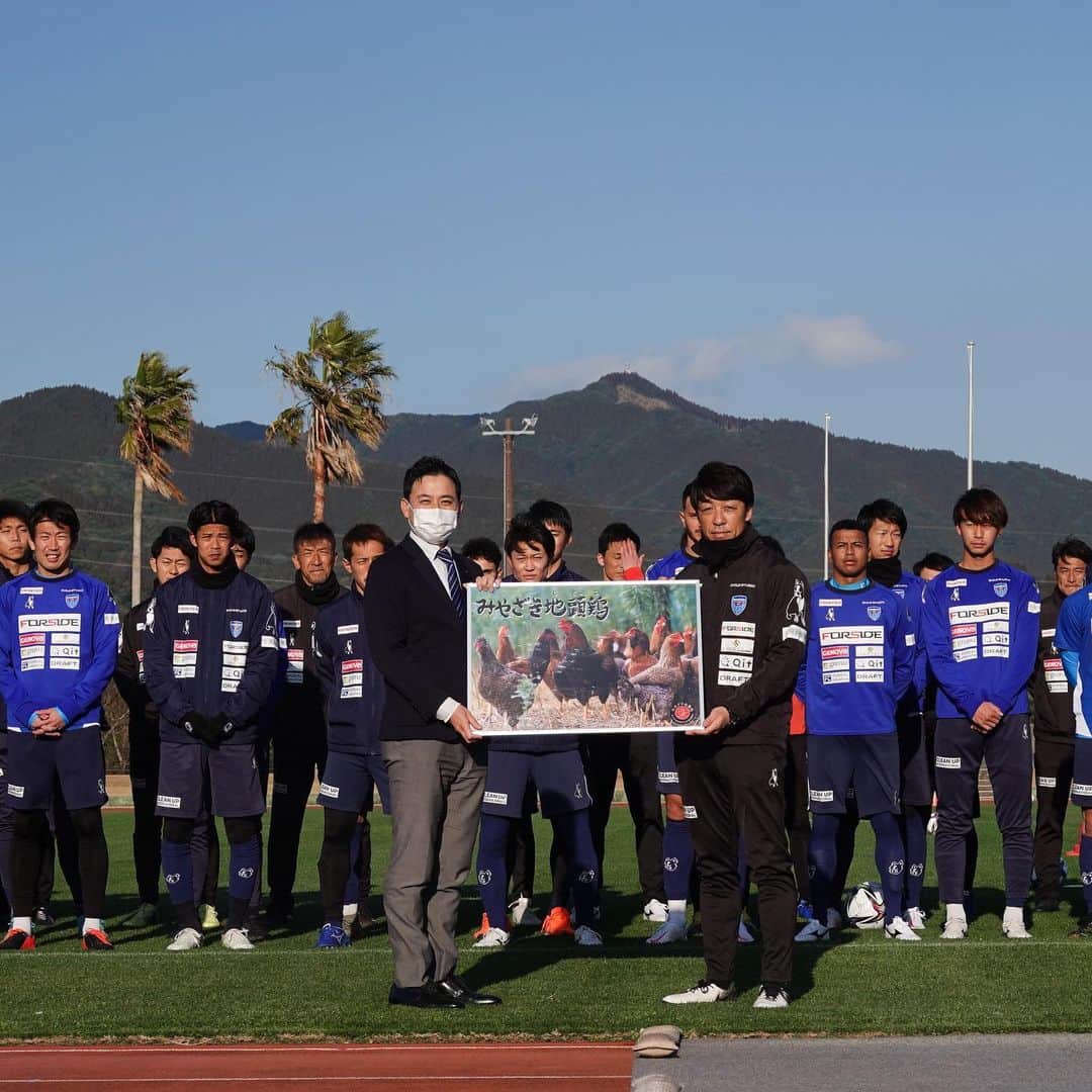 横浜FCさんのインスタグラム写真 - (横浜FCInstagram)「- 宮崎キャンプがスタートしました。 歓迎セレモニーにて特産品を贈呈していただきました。 引き続き練習見学はありませんが各SNSにて選手の様子をお伝えしていきます📷 - #yokohamafc #横浜FC #RECORDTHEBLUE #JLEAGUE #Jリーグ」1月28日 21時06分 - yokohamafc_official