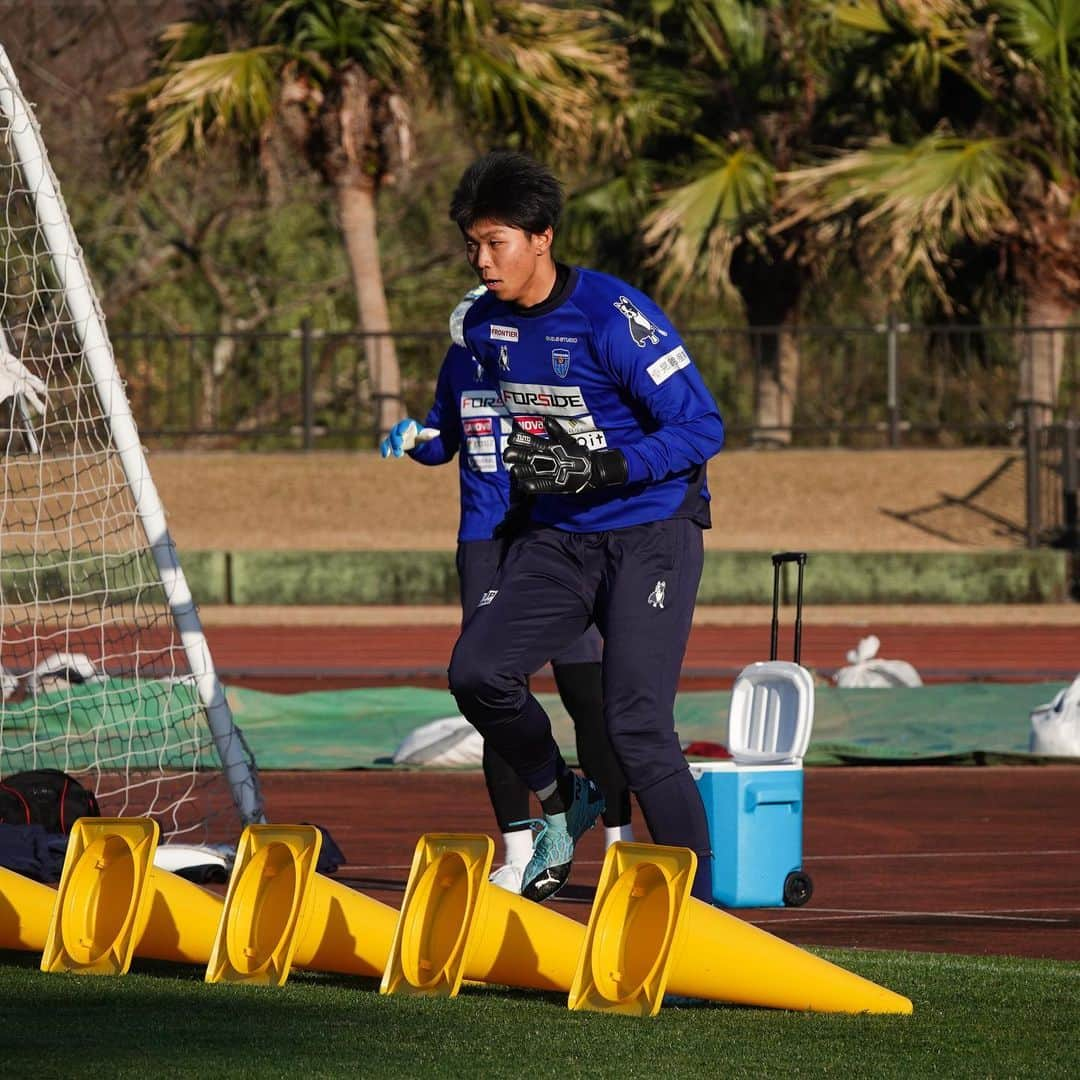 横浜FCさんのインスタグラム写真 - (横浜FCInstagram)「- 宮崎キャンプがスタートしました。 歓迎セレモニーにて特産品を贈呈していただきました。 引き続き練習見学はありませんが各SNSにて選手の様子をお伝えしていきます📷 - #yokohamafc #横浜FC #RECORDTHEBLUE #JLEAGUE #Jリーグ」1月28日 21時06分 - yokohamafc_official