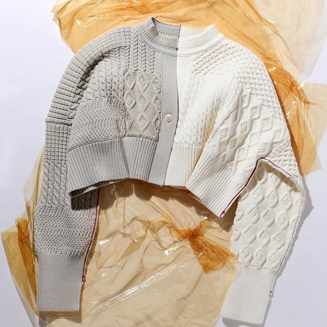 ファーファーのインスタグラム：「【EDIT】 issue.94 SPRING KNIT DETAIL  -HALF RE-MAKE CARDIGAN- センターでカラーをチェンジした 厚みのあるカーディガンは、 春のはじまりに羽織りたい、きれいな微配色。  編地にも変化をつけ、縫い代にはカラー糸を使用。 あえて表に出したインサイドアウトのリメイク風で 他にはないデザインが魅力です。  cardigan ¥16,000＋tax  @furfur_official @furfur_official_staff  #FURFUR #ファーファー」