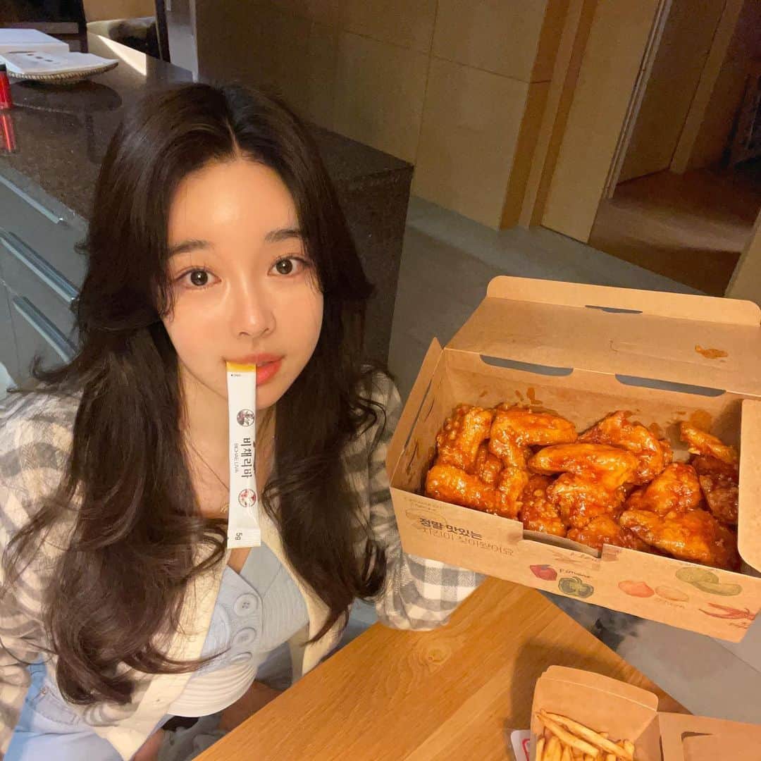 チョ・ミニョンさんのインスタグラム写真 - (チョ・ミニョンInstagram)「추운밤에 꽃은 야식이죠 🌸 추워서 열량소비 많이 됬응께 보충 ^^! 그리고 비채리바가 함께인데 뭣이 겁나요? ⠀⠀⠀⠀⠀⠀⠀ 제가 최근 40대 언냐의 장까지 뚤어뻥 해줘서 뿌듯하다구요 ☺️ㅋㅋ 그 내용도 캡쳐해서 넣었지요👉🏻👉🏻옆으로 넘겨서 +@ 최근 후기 꼭 봐주세요! ⠀⠀⠀⠀⠀⠀⠀ 긴 말 필요없는 후기가 보이죠? “ 지금 리뷰쓰는 순간에도 화장실에 있다면, 효과믿으시겠쥬? 🤣 짧은 말에 이런 깊은 내용이 증말 리뷰 왕이다 ! ⠀⠀⠀⠀⠀⠀⠀ 🦋비채리바 공구 오픈했지유 🦋 🦋 이뿌고 건강한 몸매를 꿈꾸면 달려 오세요🦋 ⠀⠀⠀⠀⠀⠀⠀ 그리고, 쪼그만 검색해서 네이버에 비채리바 내돈내산 후기들 삐까뿐질나게 많아요 😉 •식품이기에, 개인 알러지 성분만 체크 !•」1月28日 21時07分 - xxjominxx