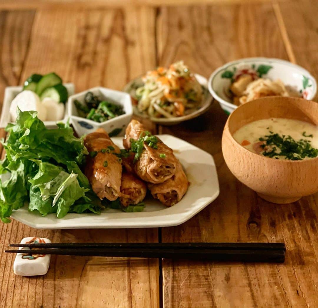 Atsukoのインスタグラム：「今日の晩ご飯  キャベツの肉巻き生姜焼き 切り干し大根煮 もやしと胡瓜の中華サラダ ほうれん草胡麻和え 胡瓜と長芋の浅漬け クラムチャウダー  今日は雨だと思っていたら、職場は雪降ってた😂 木曜日はメインの病院がおやすみなので、処方箋枚数少ない上に雪でさらにすくなく。笑 比較的平和な1日でなにより。 たまにはこーゆー日ないとね。 例年に比べてインフル患者がほぼきてないので、繁忙期の割にはマシなのかとおもってると裏をかくようにめっちゃ重い処方ばっかくることもあるんだけどね😭 まぁ今日はふつーに過ぎ去ってなによりでした。笑」