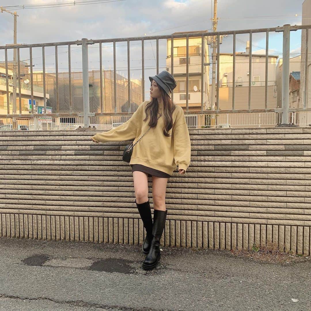 いっちゃん/嶋津 いつみのインスタグラム：「. . 質問もらってた昨日のコーデ♡ . . . . tops： @gu_global  skirt： @dwstyle_store  boots： @buyma_official  hat： @heather_love_official  bag： @shoplist_official  . . . プチプラバンザイ🙆‍♀️💜 . . . このGUのスウェットは 形がお気に入り過ぎて もはや全色コンプリートの勢いで持ってる😂💨 . . . たしかオーバーサイズスウェットプルオーバーの XLサイズ🐯💚 . . . .  #関西  #関西サロモ  #サロンモデル #サロモ #いっちゃん  #フリーモデル #関西モデル  #あざといっちゃん #かわいっちゃん #いっちゃんコーデ  #ブライダルモデル #アレンジモデル #ヘアカラー  #ヘアアレンジ #くしゃ顔  #ヨシンモリ #치맥  #좋아요환영 #소통환영 #팔로우환영 #팔로미 #인친환영 #친구해요 #셀카 #셀피」