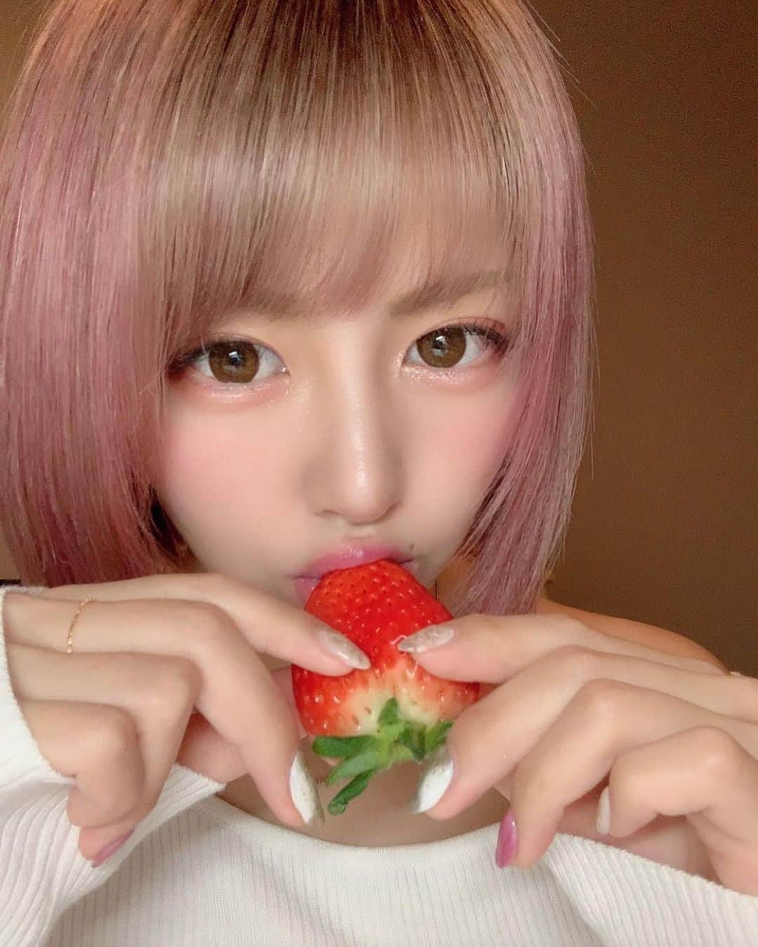 篠崎ゆうきのインスタグラム：「⭐︎  いちごの季節がやってきたー 今年こそいちご姫になーる🍓笑笑  #いちご #いちご狩り  #行きたいです #いちご姫🍓  #いちご好き #おすすめのいちご教えてね #篠崎ゆうき」