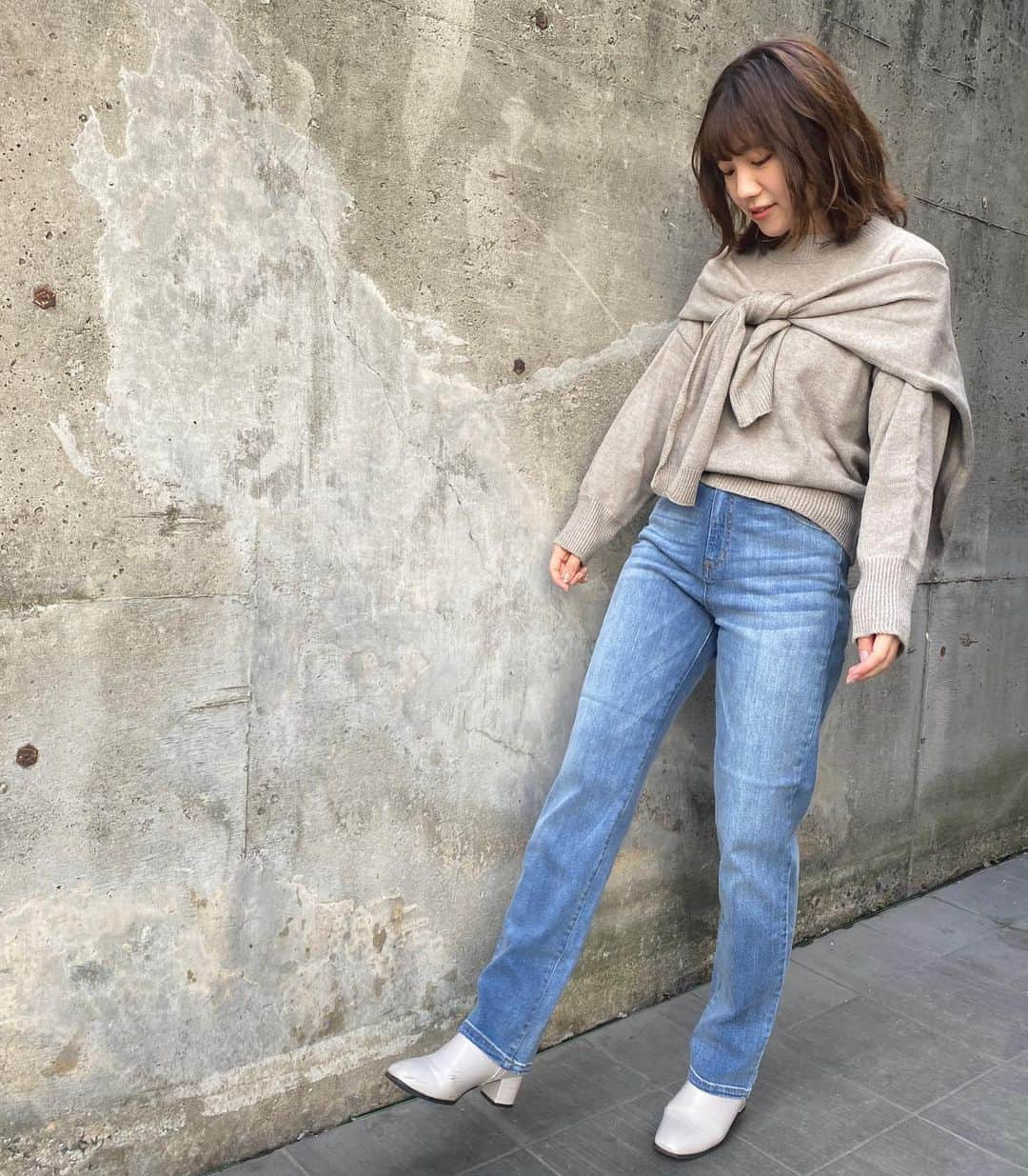 黒田りささんのインスタグラム写真 - (黒田りさInstagram)「👖 . 今日のBLUEでカンパイ！衣装は ストレートデニムに！肩掛けニットでした🧶 . . 淡色で春に向かってるなあ♡♡ . . @irodoriiro  . . #コーディネート#デニムコーデ#肩掛けニット#ベージュニット#福岡飲食店#福岡カフェ#木挽ブルー#芋ロック」1月28日 21時13分 - kurorisa_14