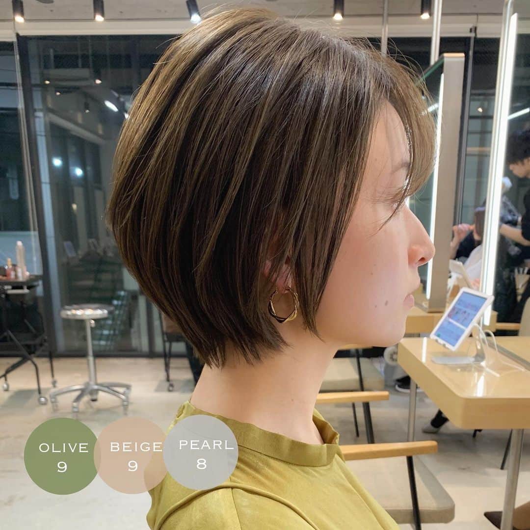 大木光のインスタグラム：「＊本日のお客様 sᴡɪᴘᴇ →#ヘアとメイクの関係性 インスタを見てご来店頂きました。 今回のヘアカラーは ᴏʟɪᴠᴇ  ʙᴇɪɢᴇ  ᴘᴇᴀʀʟ  の3色を mix＊ . 赤みを抑え透明感を引き立てる肌馴染みの良いヘアカラーでカジュアルにもお洒落な雰囲気を纏う。 オレンジやコーラルなど色味のメイクとも相性◎ . 𝑠𝑒𝑐𝑟𝑒𝑡 ℎ𝑖𝑔ℎ𝑙𝑖𝑔ℎ𝑡を入れる事で より透明度と鮮やかな色味を表現する事ができます！ . カットは "#丸みショート" 女性らしさを残した丸みを感じるショートボブはゆったりとショートすぎないデザインが素敵です＊ . #丸みショート #シークレットハイライト#ヘアとメイクの関係性#rmk#amplitude#SHIRO#ベージュカラー #ボブ #レイヤーカット #ボブレイヤー#ミディアムレイヤー #レイヤースタイル#グレージュ#キャメルベージュ#ショートボブ#丸みショート」