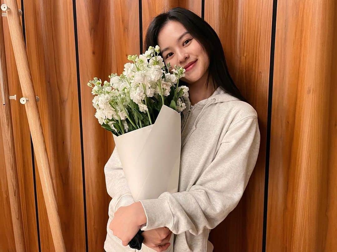 キム・ユネのインスタグラム：「💐」