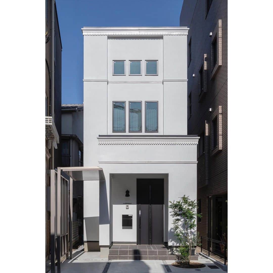 株式会社タツミプランニングのインスタグラム：「【SHINAGAWA】 -品川区の邸宅-  モール装飾の外壁が素敵なお住まい。間接照明にこだわった高天井のリビングに、エコカラットとアクセントクロスでより一層モダンな雰囲気に。子供部屋はヘリンボーン調のフロアとパステルカラーのクロスがかわいらしいですね👶🌟  施工事例は、アカウントトップ（ @tatsumiplanning ）の公式サイトから🏠  #家づくり#myhome#注文住宅#工務店#エコカラット」