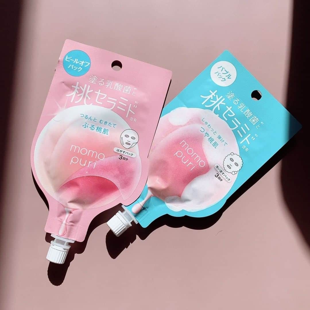 のインスタグラム：「あまーい香りの桃コスメ🍑 肌バランスを整える乳酸菌成分と、国産の桃由来のセラミドを配合した「ももぷり」シリーズ。おひとつ￥350と、見た目だけでなくお値段もかわいらしいのです✨  【２枚目】 ブルーのほうは「ももぷり フレッシュバブルパック ／20g ￥350」 肌に塗るとクリームが5分ほどでじゅわじゅわと泡状に変化。洗い流すと透明感が上がって、すべすべの柔らか肌に。朝のメイク前に使うと、メイクのりがグッとアップします。  【3枚目】 ピンクのほうは「ももぷり フレッシュピールオフパック／20mL ￥350」 こちらは角質オフを目的としたはがすパック（はがすといっても、ほとんど刺激はありません）。中身のジェルを肌にのばすと15分ほどで乾いてラップ状のパックに。古い角質を一気にオフしてくれます。  どちらも本物の桃の果汁がたっぷり配合されていて、香りもとってもジューシー🍑 １パック約３回分です。  BCLより3月上旬 数量限定発売 _________________________________________ 新作コスメ情報毎日更新！ マキア公式インスタグラム @maquia.magazine をフォローしてね  #BCL #パック #プチプラ #スキンケア #ピールオフ #角質オフ #パック  #マキア #マキアオンライン」