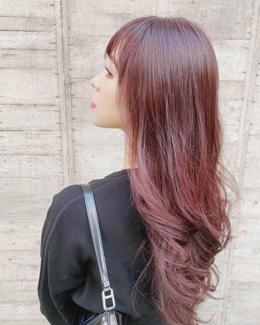 宮下舞花さんのインスタグラム写真 - (宮下舞花Instagram)「new hair color♡ . . 写真程赤くないけれどまたしても赤入れる時期がやってきました！バレンタインヘアーだね🍫💓 . . @regen_lab_  のトリートメントがやっぱり最高！👏 . . 横を向いた時のまつげも気に入ってます！ まつげはながらくパリジェンヌラッシュというまつげパーマをかけてるよ♡ @chipieee_tokyo」1月28日 21時15分 - maikamaimaika