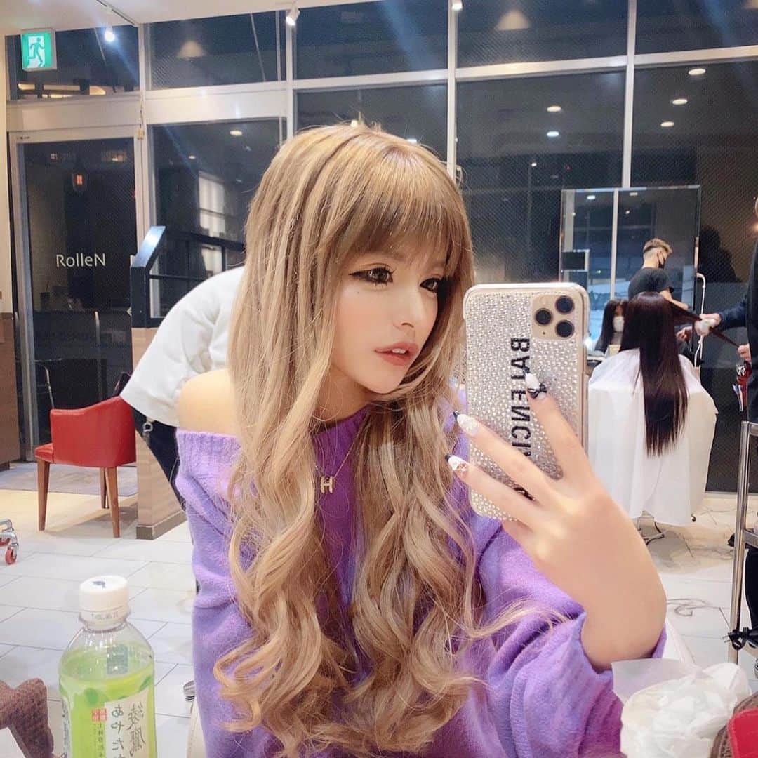 アンジェリカのインスタグラム：「💙💇🏼‍♀️ . New color✭ 超お気に入り🌼.*春先取りカラー‪𐤔𐤔‬‪ スーパーロング付けて長めにしたよ❤︎  いつも可愛くしてくれて ありがとうございます♥  @rollen_official ❤︎ @ken11rollen ❤︎ @rollen_shione ❤︎ .  #エクステ #ローレン #スーパーロングヘア」