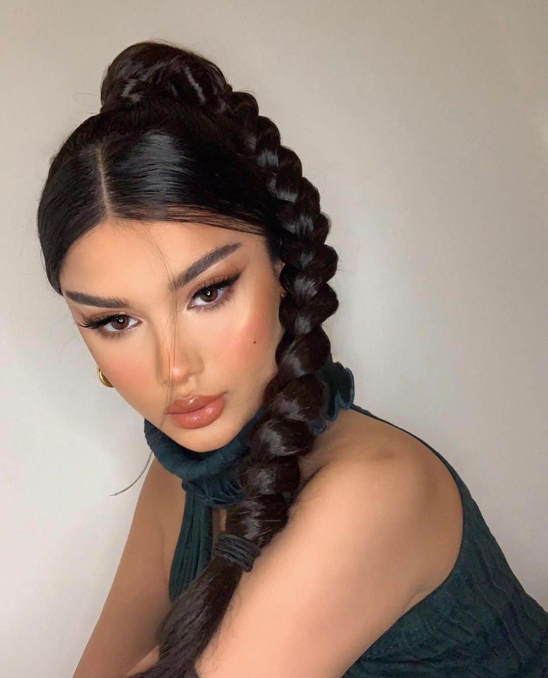 Huda Kattanさんのインスタグラム写真 - (Huda KattanInstagram)「She’s so stunning! LOVE her!! @khelan.mh wearing #FauxFilter Luminous Matte in Shortbread 200B ⠀⠀⠀⠀⠀⠀⠀⠀⠀ repost @khelan.mh  Thank you @hudabeauty for letting me be one of the first ones to test the remake of your #FauxFilter Foundation. As many of you know, I have always been a fan of her foundation- So I couldn’t be happier to announce that, with the help of her community, it has now been reformulated to perfection.」1月28日 21時18分 - hudabeauty