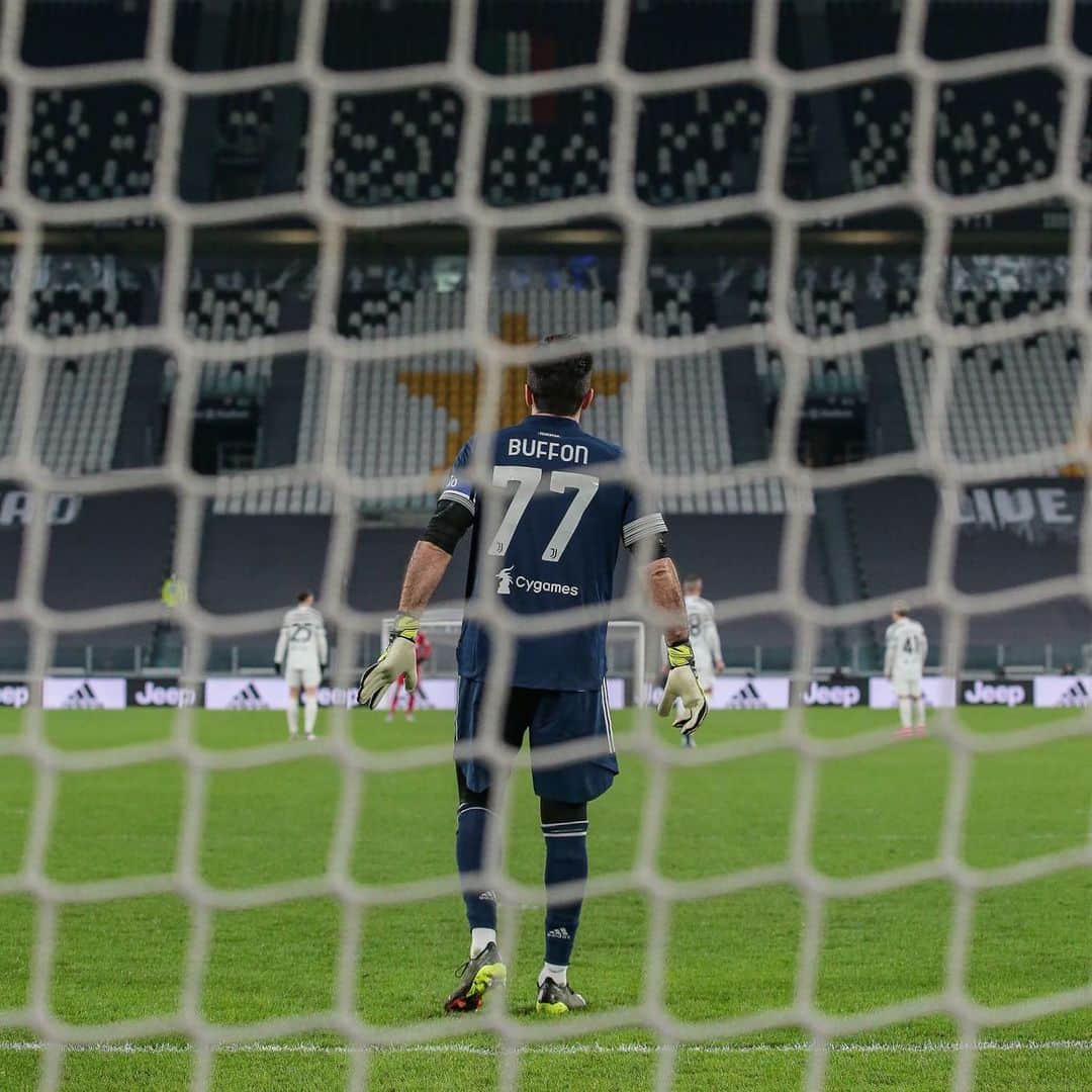 ジャンルイジ・ブッフォンのインスタグラム：「Grazie ai miei compagni, grazie alla @juventus, grazie ai nostri tifosi, grazie a tutti per la bella serata di ieri sera! Se oggi festeggio il mio compleanno da persona felice è anche grazie a voi!」