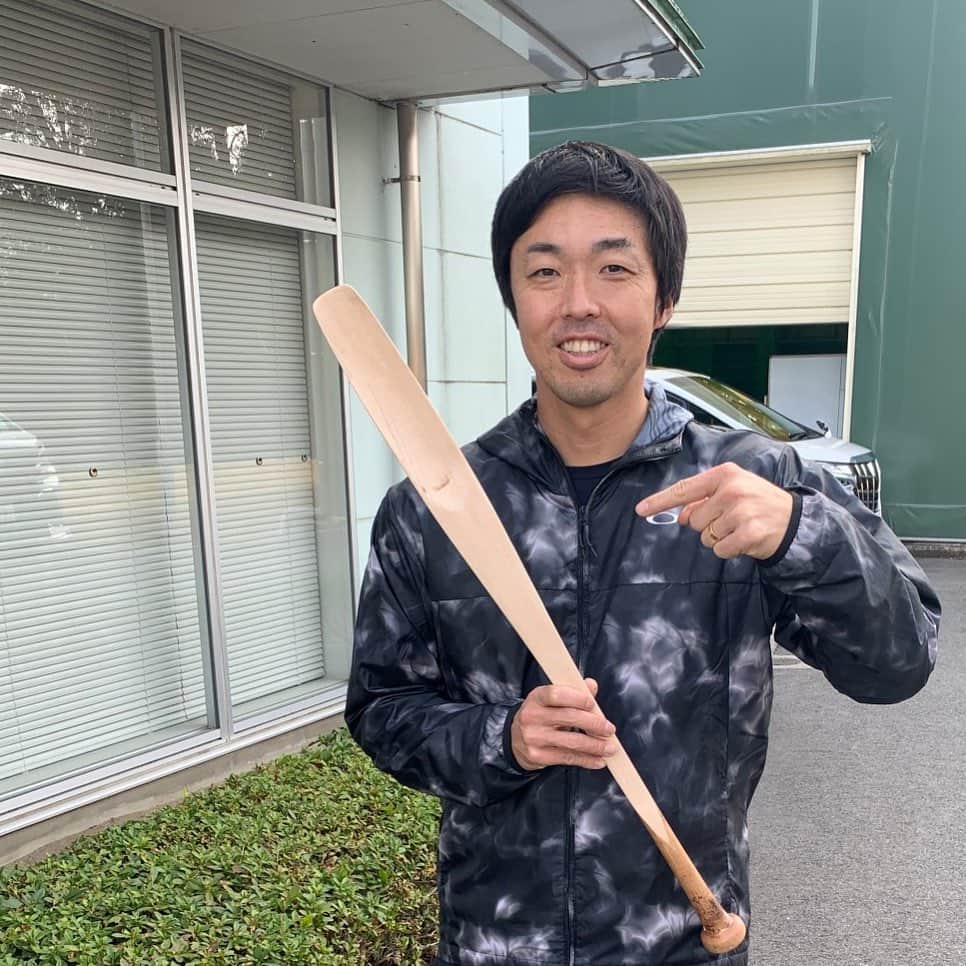 吉見一起さんのインスタグラム写真 - (吉見一起Instagram)「トヨタ自動車硬式野球部は折れたバットを再利用して靴べらを作っています。 #少しわかりづらくてすみません #トヨタ自動車硬式野球部」1月28日 21時19分 - kazukiyoshimi_official