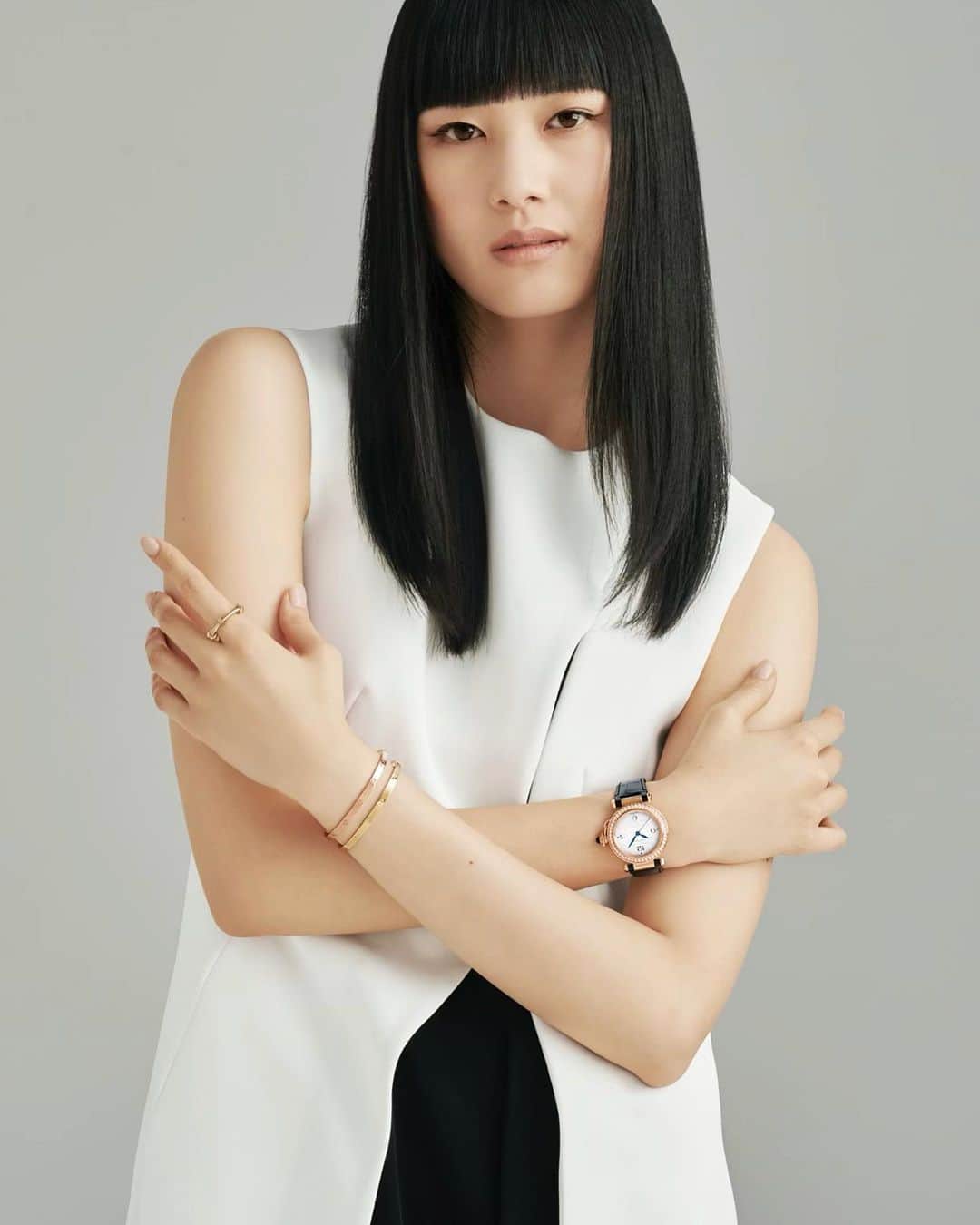 新井貴子のインスタグラム：「Style book for @cartier💎💫  私にとってジュエリーとは、身も心も引き締まり、自分自身もこのジュエリーのようにブレずに輝いていきたいと奮い立たせてくれるもの。 そう感じるからこそ、特別な時だけでなく、普段から身につけていたい😌  カルティエの魅力が詰まったNew Look Book、是非ご覧ください♥️  #cartier #cartiertokyo @cartier」