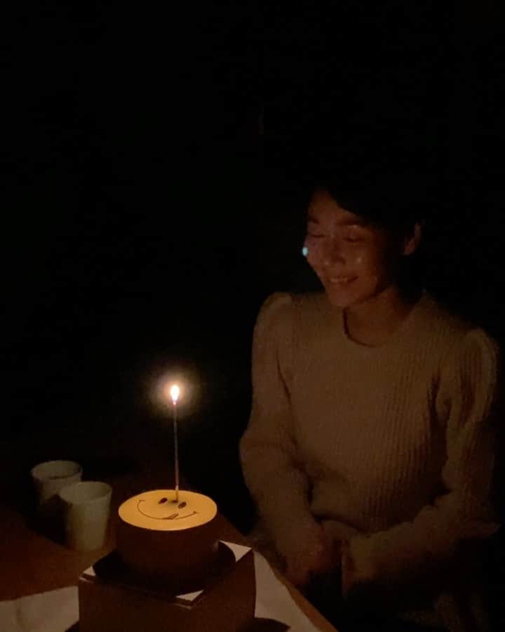 パク・タミのインスタグラム：「- 생일 지난지가 언젠데. . . 이 나이가 되도, 축하해주고 생각해주는 맘에, 맘 녹고. .  사실 디게 좋다.? ㅎㅎ 가족들끼리 하는 생파랑 전혀 다른 뭔가 다른 온도의 행복~ 초를 쪼개가며 사는 바쁜 너희들인걸 아니까~~ 이 시간이 더 소중하고 고마워.  @katie_leeeee @byminawithyou @beemymagic 그리고 자리엔 함께 못했지만 맘 써준 @ssung916 #고마워얘들아❤️」