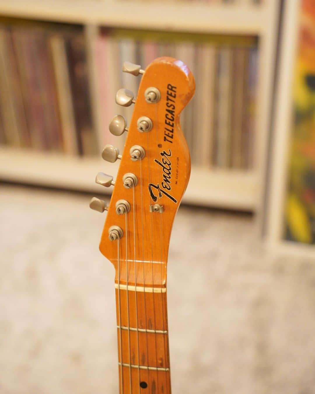 山田稔明さんのインスタグラム写真 - (山田稔明Instagram)「1990年代中頃に買ったフェンダージャパンのテレキャスター・ シンライン。このギターでたくさん曲を書いた。ハックルベリーフィンのたけ兄が塗装からなにからいろいろ手をかけてくれて今やヴィンテージギターみたいな風情がある。コイルタップでハムバッカーになったりする一癖もいい。今年はもう少し弾いてあげたい。 #fenderthinline #身の回りにあるものから素敵を再発見」1月28日 21時26分 - toshiakiyamada