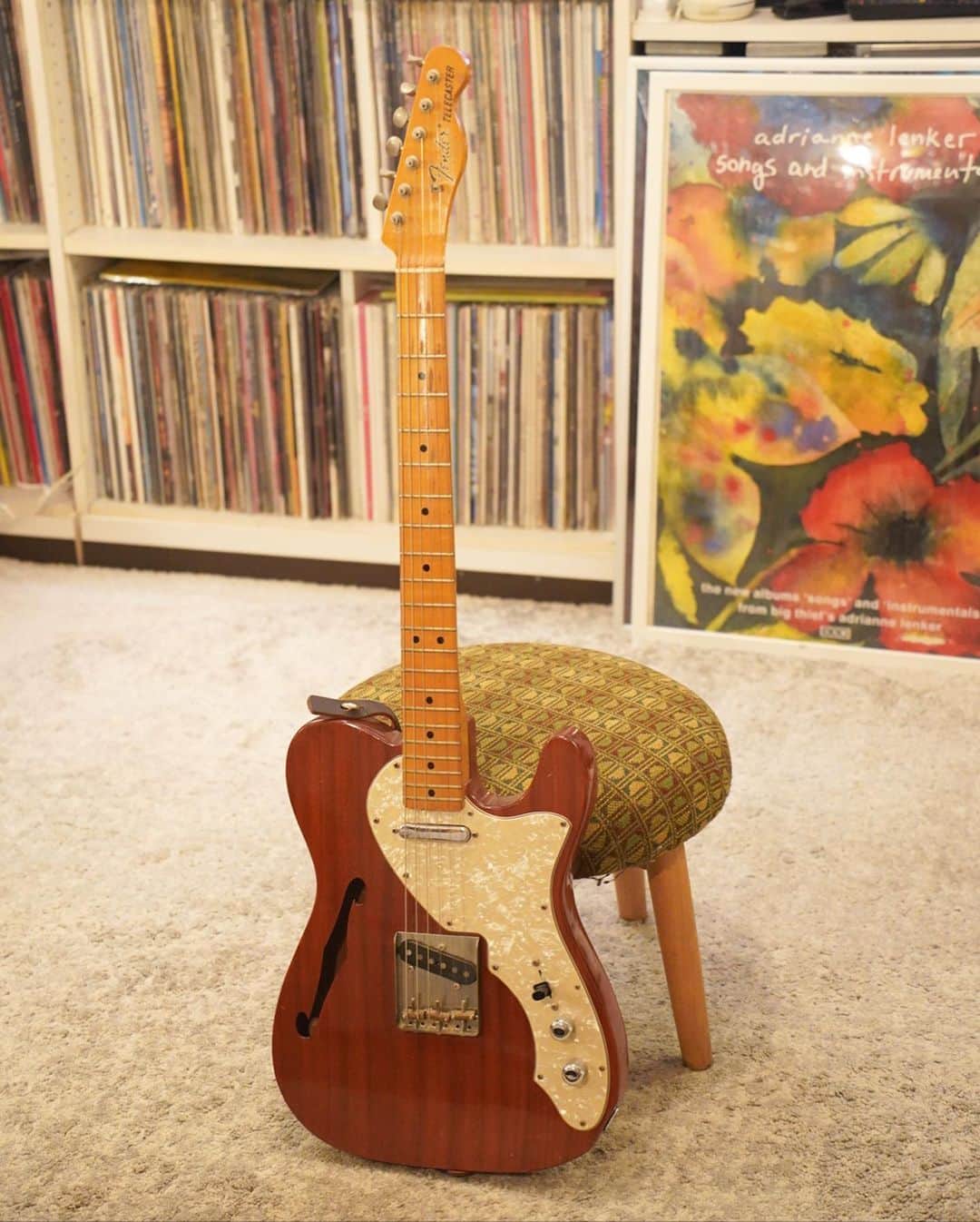 山田稔明さんのインスタグラム写真 - (山田稔明Instagram)「1990年代中頃に買ったフェンダージャパンのテレキャスター・ シンライン。このギターでたくさん曲を書いた。ハックルベリーフィンのたけ兄が塗装からなにからいろいろ手をかけてくれて今やヴィンテージギターみたいな風情がある。コイルタップでハムバッカーになったりする一癖もいい。今年はもう少し弾いてあげたい。 #fenderthinline #身の回りにあるものから素敵を再発見」1月28日 21時26分 - toshiakiyamada