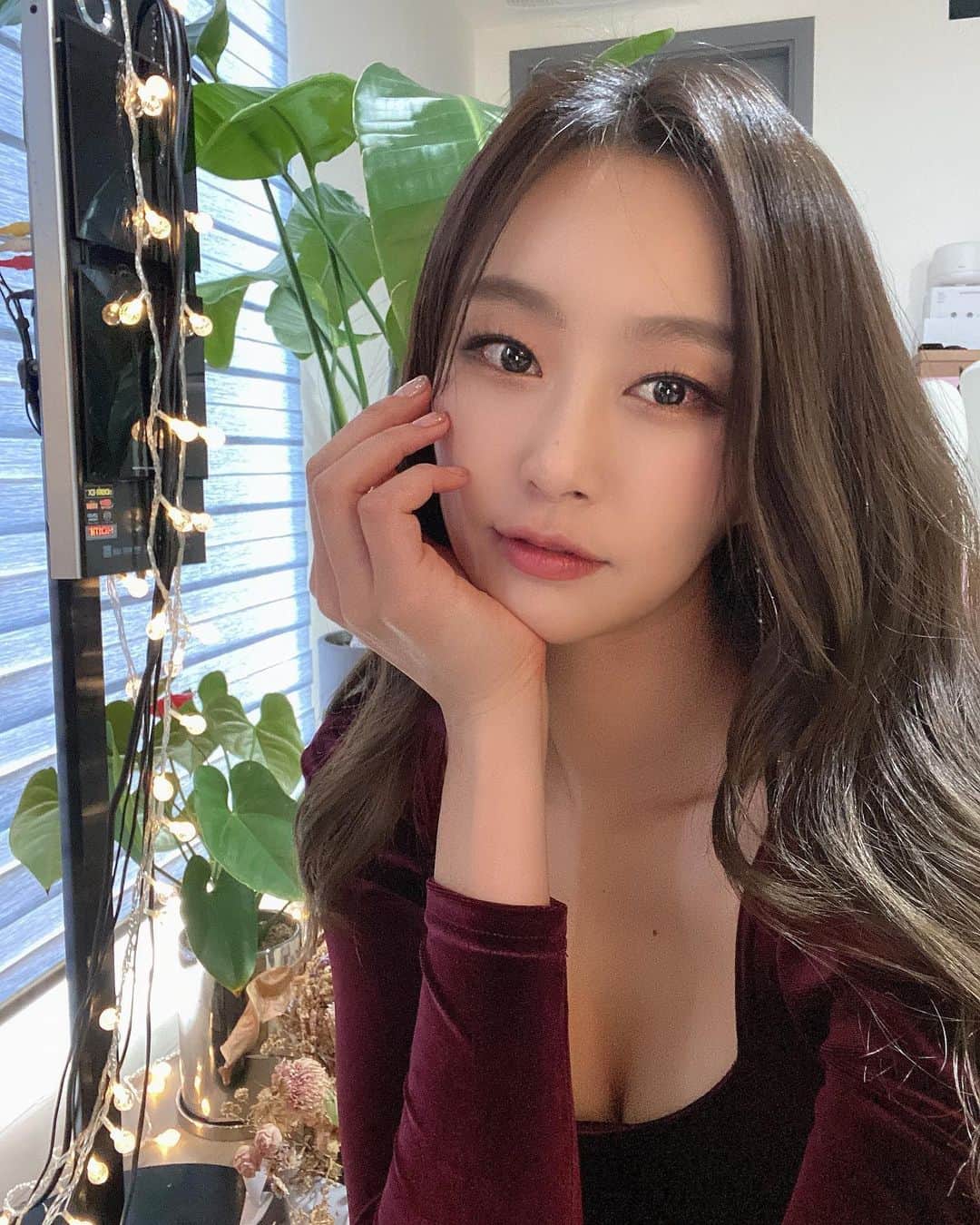 イ・ナリのインスタグラム：「셋팅된 날. 어디 갈 곳이 없으니까.  아쉬운 날은 집에서 셀카나..남겨보아 #😘 #🍒  . #돌아가고싶다 #몰랐던그때로  #오늘아님 #따뜻한사람이좋다」