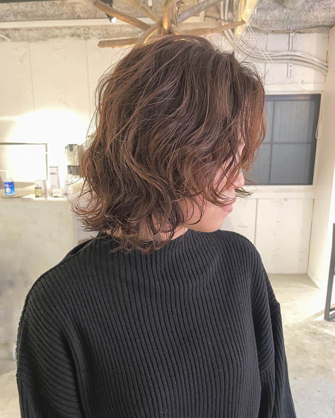 カワシリアツシのインスタグラム：「ボブウルフにパーマ☺︎ 半乾きで柔らかめの グリースとオイルを揉み込んで 終わり✌️」