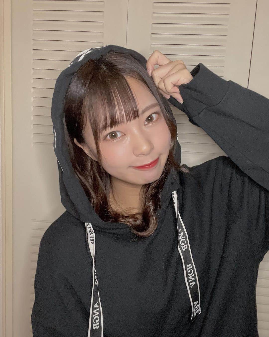 山田寿々のインスタグラム：「﻿ ﻿ パーカーの気分でした🙂﻿ TikTokもいっぱい撮った〜(^｡^)﻿  ﻿ #andgeebee #パーカー #パーカー女子」