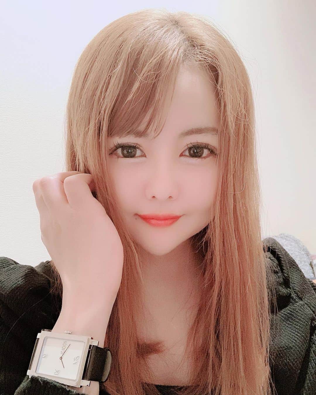 のインスタグラム：「・ ・ nomonday（@nomonday_jp）様から素敵な時計が届きました🎁💕 ・ シンプルなスクエアタイプの腕時計⌚✨ お気に入りのトップスとの相性も良い❤️ ・ 大切にしたいと思います🧚🏻‍♀️🧚🏻‍♀️ ・ ・ よかったらクーポンコードをお使いください🎈🧸 『mizuhag19』で10%OFFになります❗️ ・ ・ 🌹 ・ ・ #nomonday #ノーマンデー #腕時計 #時計 #手元倶楽部 #手元くら部 #手元コーデ #腕時計コーデ #きょコ #sサイズ #水原乙 #インスタグラマー #インフルエンサー #好可爱 #卡哇伊 #可愛 #맞팔 #sexybody #sexyhot #instagravure #tagsforlikes #YouTube #YouTuber #japanesegirl #asianbeauty」