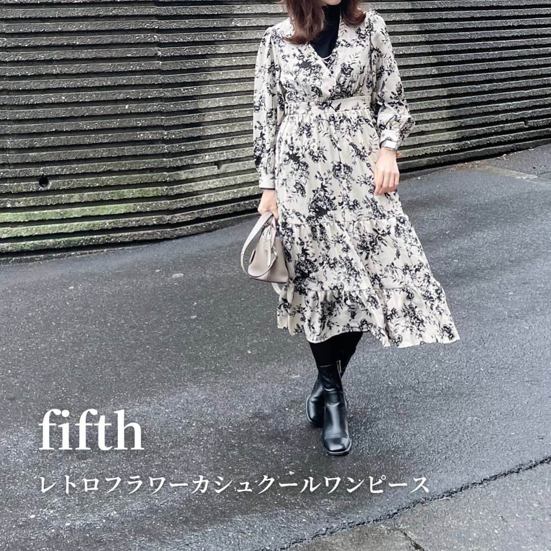 htrkmkのインスタグラム：「ℂ𝕆𝕆ℝ𝔻𝕀ℕ𝔸𝕋𝔼  そろそろ冬コーデにも 飽きてきたな～って時に使える @fifth_store の #レトロフラワーカシュクールワンピース   ハイウェストに胸下切り替えのギャザーで ウェストやお尻はふんわりカバーしてくれるし  カシュクールのデザインに モノトーンの柄、長め丈で ワンピでも甘くなりすぎないのが良い！  ふわっとゆとりがあるので インナーにニットを着てももたつかず タイツを合わせれば寒くなくて いつもの冬ニットコーデをイメチェン！ 春まで使えて便利です🎶  コーデやアイテム詳細は @htrkmk プロフ欄リンクのブログにて✎☡ (ZARA製品の型番、ページなどもブログに記載あります) ✁┈┈┈┈┈┈┈┈┈┈┈┈┈┈┈┈  UNIQLOやGU ZARAなどの プチプラアイテムを使った きれいめカジュアルコーデ  トップスはSかM ボトムスはLかそれ以上、と 腰の骨盤が横に広くおお尻も大きい 極端なほどの洋梨体型ですが それでも細見えするように工夫してます  ✧キレイめプチプラコーデ: @htrkmk  ✧美容や共働き夫婦のライフスタイル: @htrkmk_lifestyle   ✁┈┈┈┈┈┈┈┈┈┈┈┈┈┈┈┈  #通勤コーデ  #綺麗めコーデ  #綺麗めカジュアル  #シンプルコーディネート  #骨格ウェーブ  #高身長コーデ #163cm #冬コーデ #冬ファッション #着回しコーディネート  #アラサーコーデ #ママファッション #olファッション  #fifth #fifthtl  #pr #フィフス #フィフスコーデ  #プチプラ高見えコーデ  #プチプラ高見え #フェミニン #ワンピース」