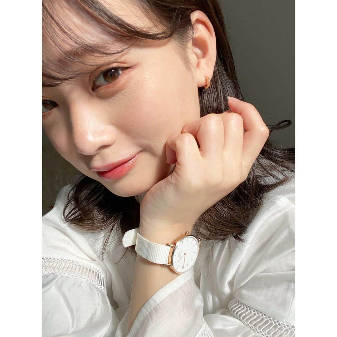 森下花音のインスタグラム：「・ @danielwellington  時計とピアス🍃  ホワイトコーデには､ゴールドのアクセサリーが欠かせない☺️✨  1月28日から#DW ではバレンタインキャンペーンがスタート🍫 ・2点以上お買い上げで10％off ・【non528】のクーポンコード(15%off)の併用でさらにお得  #ダニエルウェリントン  #DWニューイヤー  #サロモ#モデル#サロンモデル#インフルエンサー#アパレルモデル#撮影モデル#映像モデル#ファッション#コーディネート#おしゃれ好きな人と繋がりたい#ファッション好きな人と繋がりたい#ナチュラルメイク#キレイめコーデ#メイク#ヘアスタイル#韓国メイク#韓国ファッション#韓国ヘア#インスタグラマー#ミスコン#ポートレート#ポートレートモデル#fff#Japanesegirl#PR #Japan」