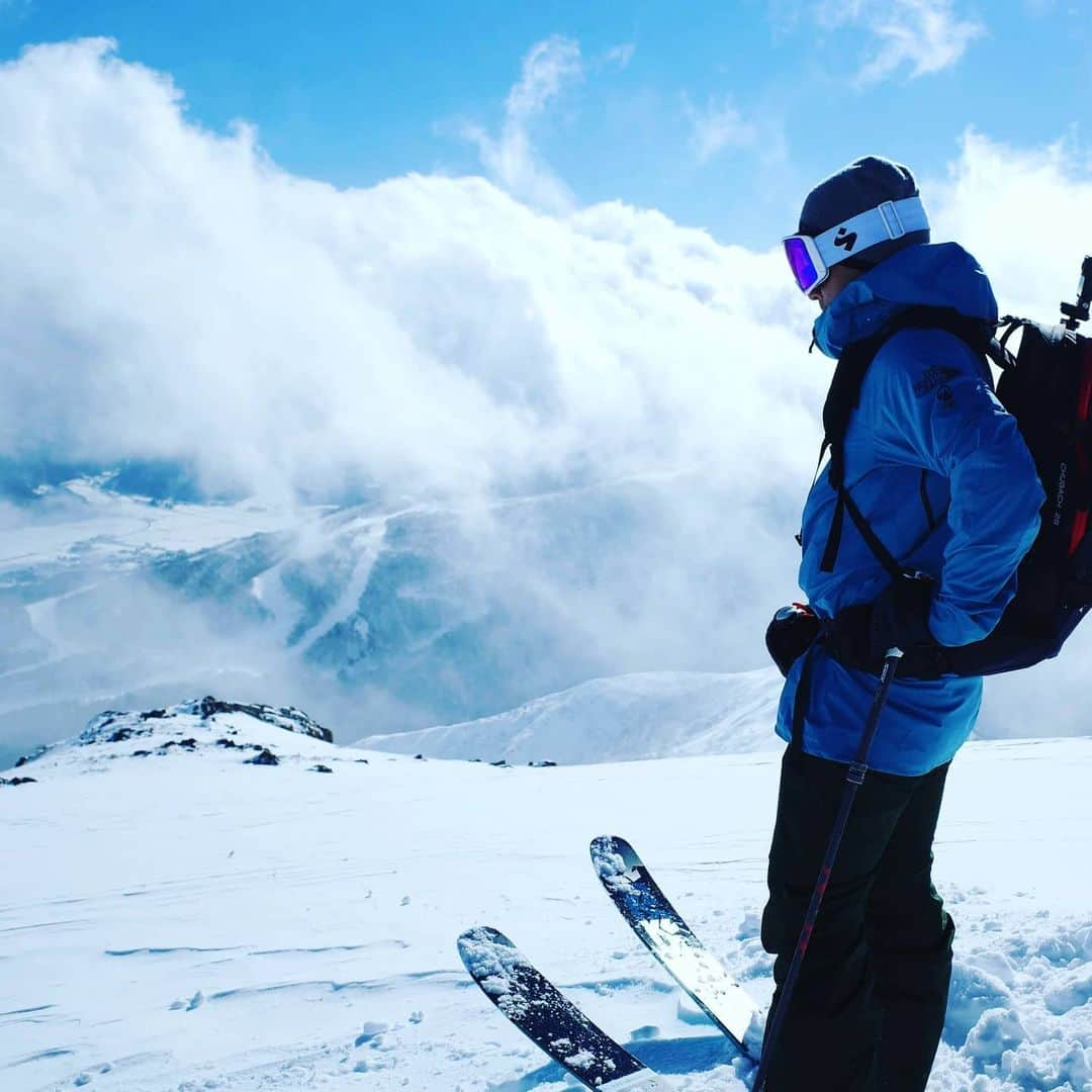 江本悠滋さんのインスタグラム写真 - (江本悠滋Instagram)「SWEETPROTECTION  このブランドは2000年にノルウェーの自然豊かな街・トリシルにてスタートた、最高峰のプロテクションブランド  ストーレ・モラーと、アトレ・エンベルゲットはその街に生まれ、自分たちの冒険に必要なアイテムを作り始め、世界に衝撃を与えるカーボンヘルメットを発表し、瞬く間に世界の一流ブランドへと成長しました。  “愛情と才能と熱意によって思いつく限りの最高の製品を創ること”　それがブランドのポリシーです。　　　　　  自分のお気に入りは【BOONDOCK】 平面のレンズは顔面へのフィット感も抜群です！  @sweetprotectionjapan   #paraglider #paragliding #paraglidingworld #hikeandfly #fly #adventure #flying #travel #mountain #snow #ski #skiing #alpine #running #trailrunning #thenorthface #k2skis #sweetprotection #hakubavalley #hakuba #backcountry #japow #parapente #ズットン #パラグライダー #登山 #山岳ガイド」1月28日 21時43分 - emoto_yuji