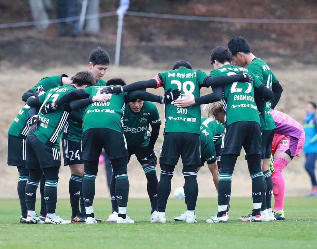 のインスタグラム：「今季初のトレーニングマッチ！  #yamaga #松本山雅fc #今年の1stユニ着ました #今年も雨でした☔️」