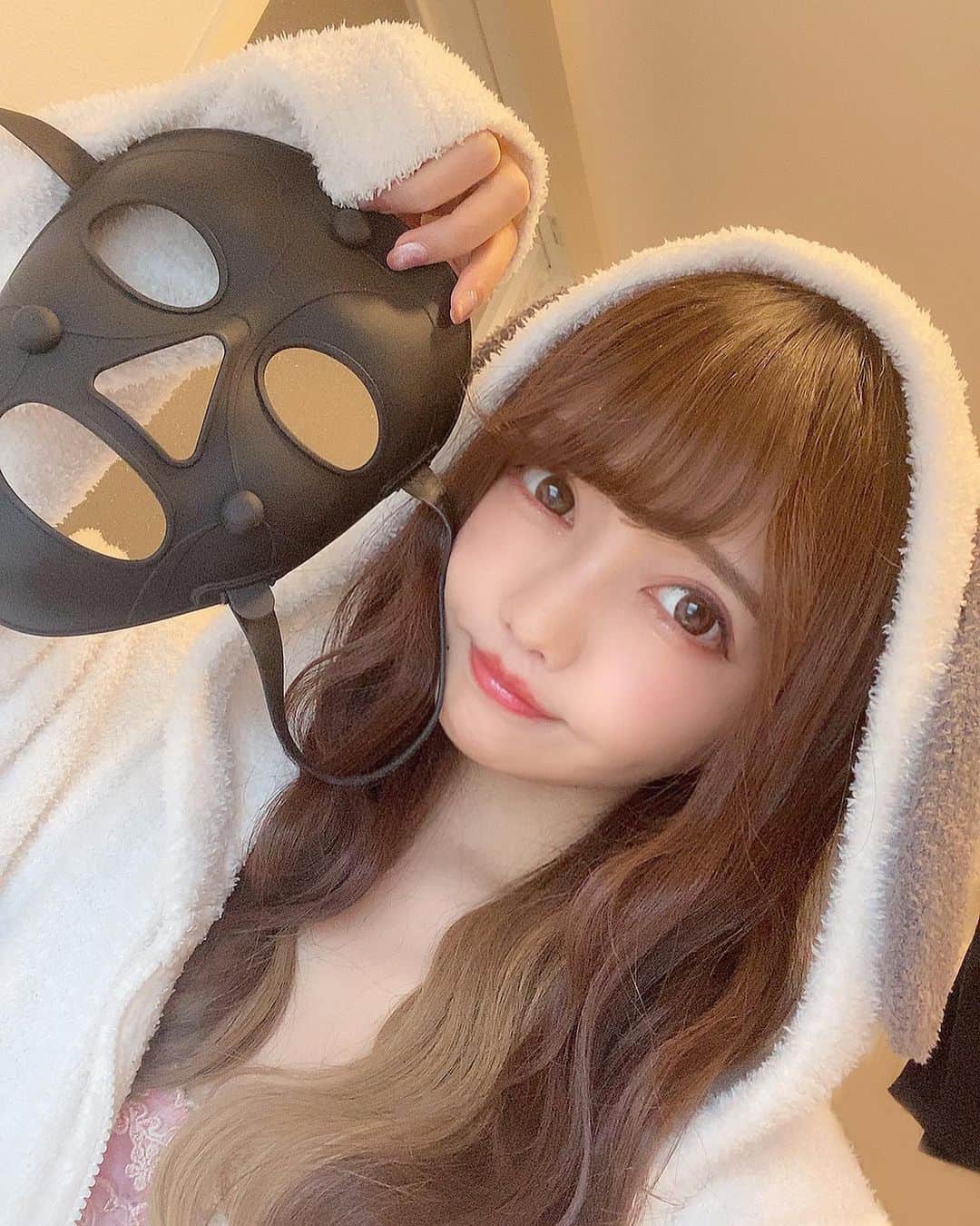 遠藤 玲奈 /endo renaのインスタグラム：「韓国発美容マスク・ガルバニック美容マスク💆‍♀️✨@galvanic_sooda_maskjp  特許技術のガルパニック電流を流すことで、 有効成分をより深くまで浸透させてくれるから 普段の肌ケアの上から着けるだけで、 肌水分量がUPするのだ🥺🌿  男性にもオススメみたいです☻ 最近肌ケアにハマってるから嬉しい💭 おうち時間でケアしましょー🏠✨ . #ガルバニックマスク #galvanicsoodamask #ガルバニックスーダマスク #韓国美容 #韓国コスメ #美容マスク #シートマスク#美容家 #コスメ #コスメ好き #美肌 #美肌ケア #保湿 #ながら美容 #保湿ケア #乾燥肌 #肌荒れ改善 #メンズ美容 #メンズコスメ」