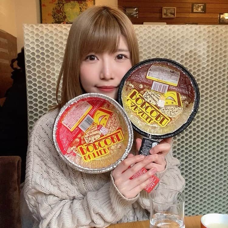 榎本ほのかのインスタグラム：「中学からの親友とランチ🍝﻿ ﻿ 結婚と誕生日おめでとうのプレゼント渡したら﻿ このまえのSNSを見ていたらしく 炙ってポップコーン作るやつくれた🍿笑﻿ キャラメル味もあるなんて初知り！ ﻿ いっぱい話したけど話し足りんので﻿ 来月も会う約束したよ✌🏻✌🏻﻿ ﻿ たまには、こういう時間も大事ですね^_^﻿ ﻿ ﻿ #休日 #holiday #lunch﻿ #マスクしながらの会話 #雨の日大盛り無料 #パスタ大盛りにしました #ティラミスうま」