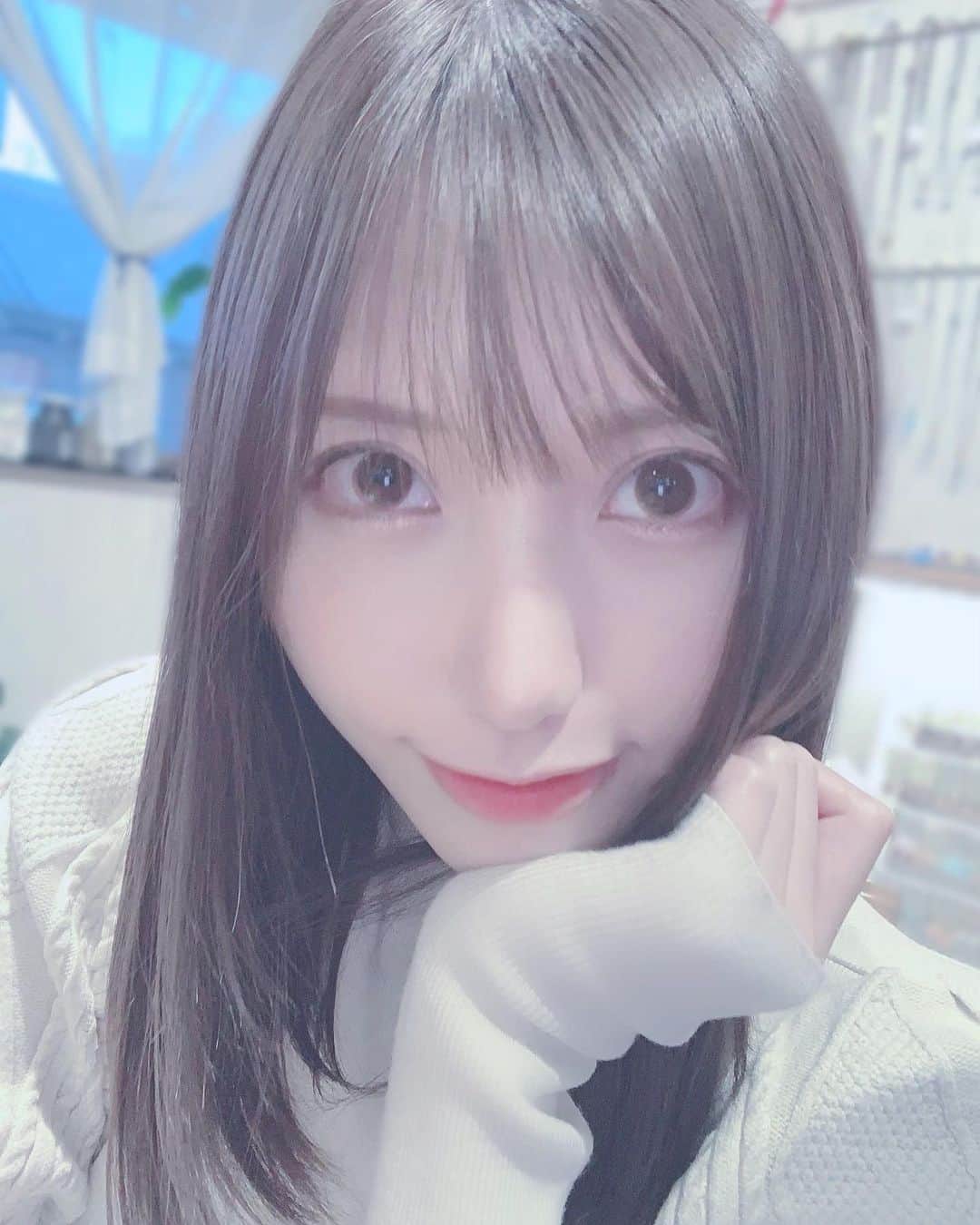 まきせれなのインスタグラム：「髪暗くしたんだ、どう？🐥 ໒꒱· ﾟ #ライブ配信#ライバー#pococha#自撮り#ゲーム女子#ゲーマー女子#japanesegirl #アニメ好き#美容院行ってきた#暗髪#ストレートヘア#彼女感#彼氏目線#他撮り#makeup#メイク好き #白ニットしか勝たん#イメチェン#引きこもり#邦ロック女子」