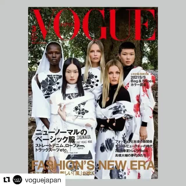 アンナ・デッロ・ルッソのインスタグラム：「@voguejapan March issue on newsstands now 🇯🇵❤️❤️❤️ 本日発売！『VOGUE JAPAN』3月号は、ラフ・シモンズが初参加したプラダのSS21コレクションを纏った5人のフレッシュフェイスモデルたちがカバーに登場した。「FASHION’S NEW ERA」のテーマのもと、ニューノーマル時代のマストアイテムをリサーチした。進化したモードの発表の形もたどり、デジタル、社会、そしてファッションの新しい関係性にも迫った。誌面にはフィギュアスケート男子シングル世界王者の高橋大輔が登場。さらに、毎シーズン恒例の靴バッグ別冊もついてくる。ぜひお見逃しなく。#repost @voguejapan #marchissue」