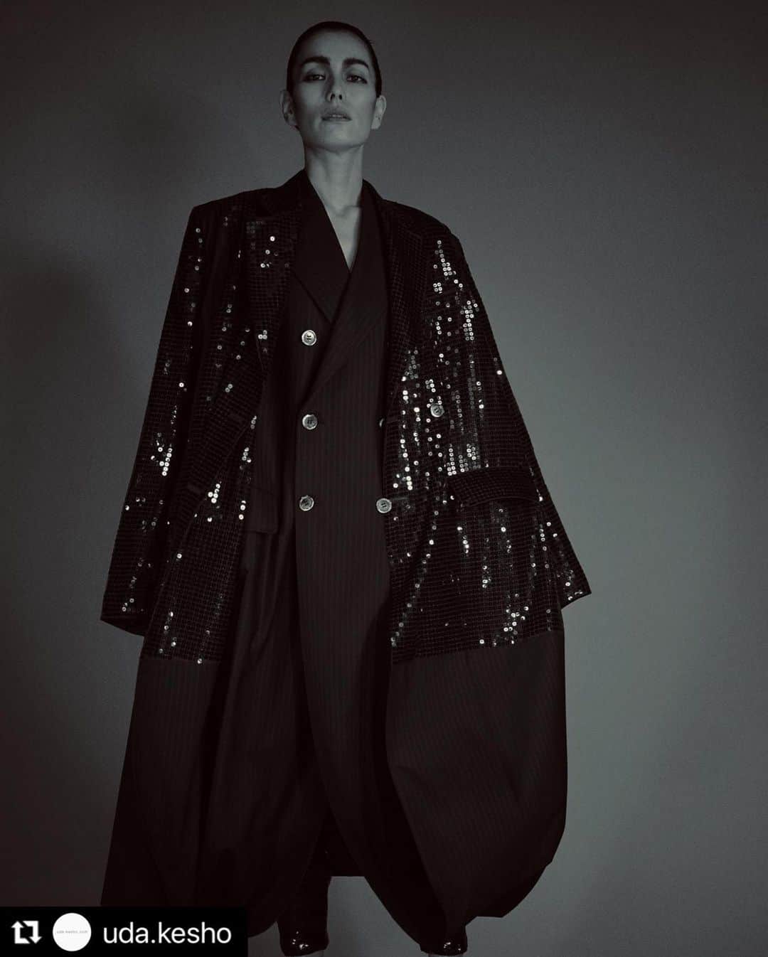 SAWAのインスタグラム：「JUNYA WATANABE COMME des GARÇONS 2021 SS  日本を代表するブランド @junyawatanabe  何も分からず、ブヒブヒ粋がり パリコレ挑んでいた90年代から 日本が誇るデザイナー ジュンヤさん。  1ミリに拘る世界…  撮影中のジュンヤさんから 漂い溢れる空気と緊張感 どんな言葉も 軽くなってしまうから 語ることができないょ。  その背中に 刻まれる歴史の重さ 世界を知る背中が 余りにも大きすぎました。  貴重な時間と経験を 本当ありがとうございました。  ２０数年ぶりに タケダさんと再会もでき 本当嬉しかったー。 天国のオッカーも 喜んでるに違いない。ニャハハ。  変わりゆく景色の中も 変わらない軸は 見失わず大切にして これからも自分らしく 歩みたいぞっと。  皆さーん、大切にされてる 軸って何ですか？  軸があるしなやかさ 纏いたいな〜。まだまだだぜ。  ふぅ〜今日の雪はビックリしたー。 いったいココはどこだよ！！ 間違いなく都内じゃないね。笑  おやすみなさーい。  #junyawatanabe  #commedesgarcons  #パリコレ #変わらないもの  #大切な場所  #しあわせな時間  #いつもありがとう   #Repost @uda.kesho with @make_repost ・・・ JUNYA WATANABE COMME des GARÇONS 2021 SS  Castings & coordination Shigeo Kaneko @shigekaneko.co.ltd  Photo Mikio Hasui @mikiohasui  Hair KANADA @hair.kanada  Make UDA @uda.kesho  Spécial effect  Amazing JIRO @amazing_jiro   #junyawatanabecommedesgarcons #mekashiproject #mekashi #kesho #化粧 #makeup」