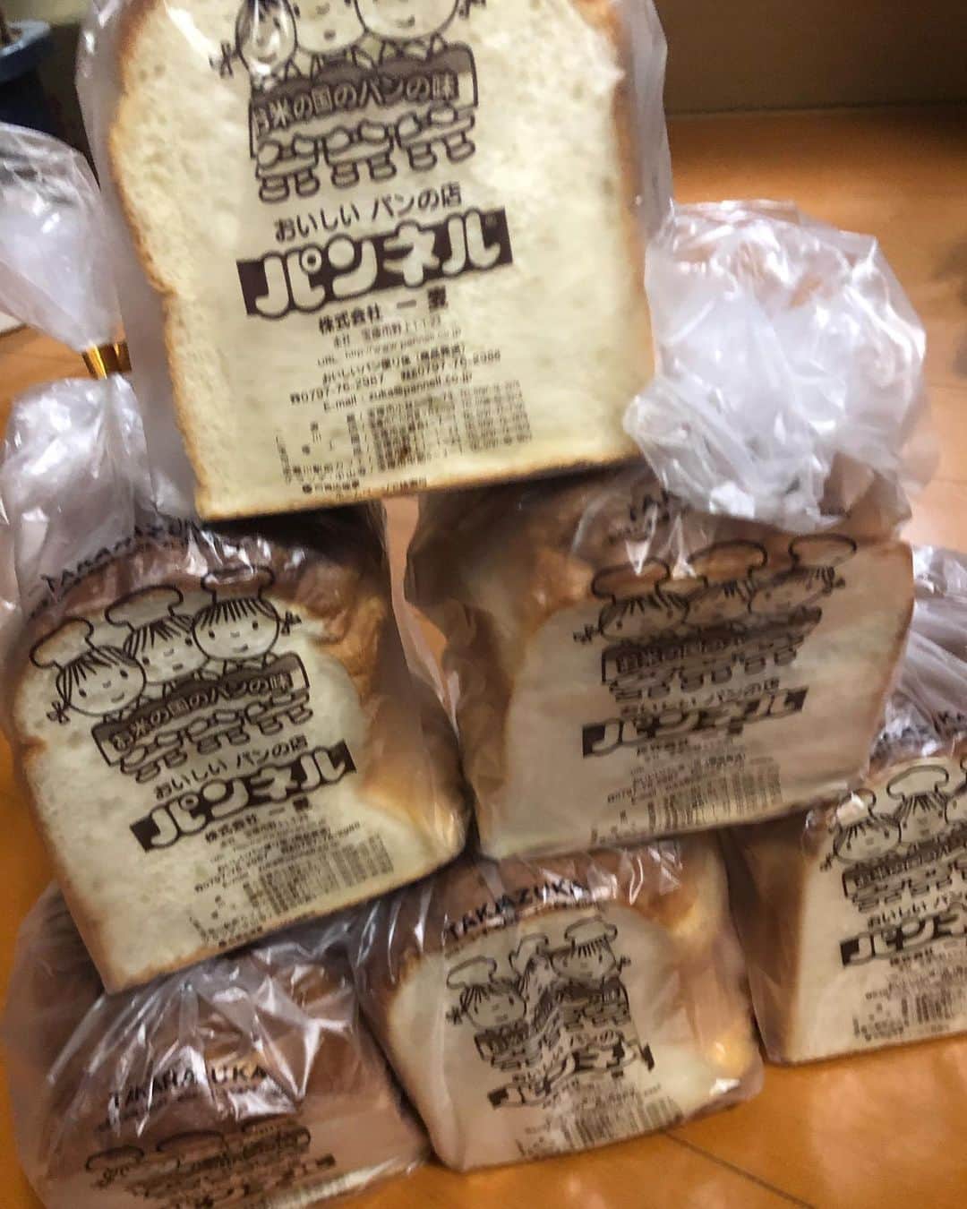 中野みやびのインスタグラム：「🍞 兵庫からプレゼント🎁  #パン #pan #ぱん #bread #デニッシュ #danish  #兵庫 #から #present #present #thanks #中野みやび #みやび」