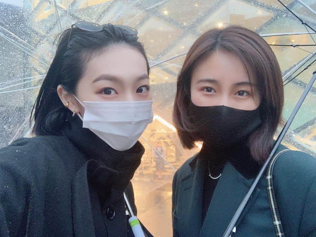 のインスタグラム：「・ 最近頻繁に会ってる私たち そしてそんな私たちが珍しく 外に出た日に雪❄️ 私たちは雪に好かれてます @reina.washio.official × 雪  #白雪姫」