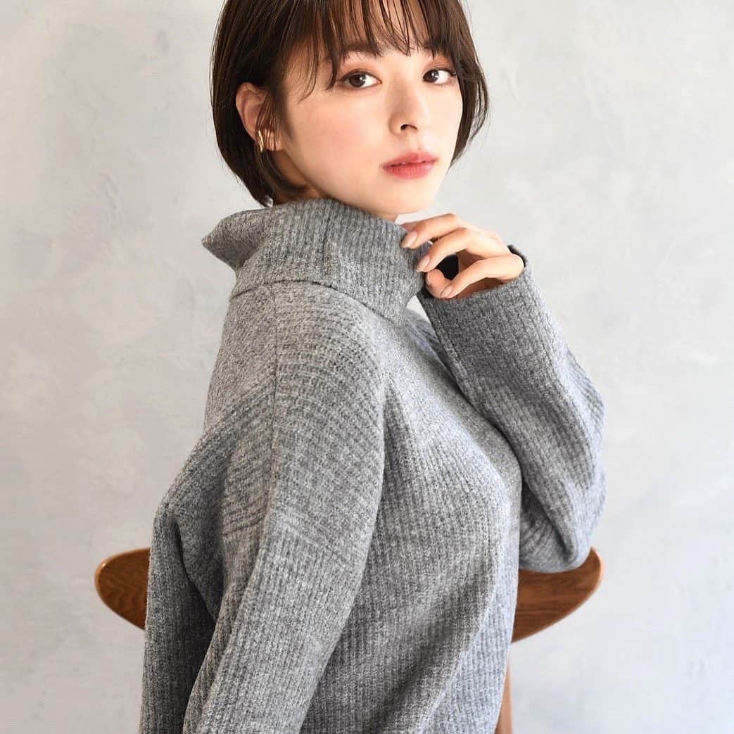 かおりのインスタグラム：「・ ・  髪色暗くした〜！ 今日はすごく寒かったね、、❄️  #ニット　#暗髪」