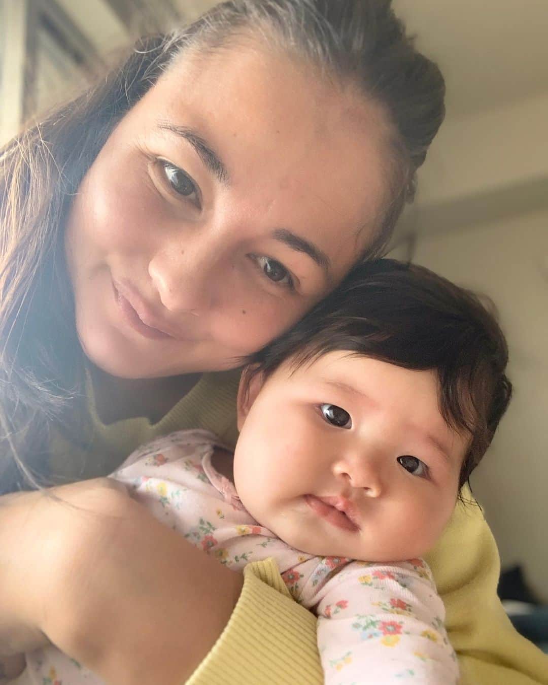 エリナ シルカのインスタグラム：「平日毎日2人きり。 あんま泣かないから楽なんだけど、 へ！とかめ！とかあぅ？とかめっちゃ存在アピールしてくるから結局ずっと抱っこして結局他何もできず(したくない) 一日がすぐ終わる〜☺️ 明日も寒いのかな〜☃️」