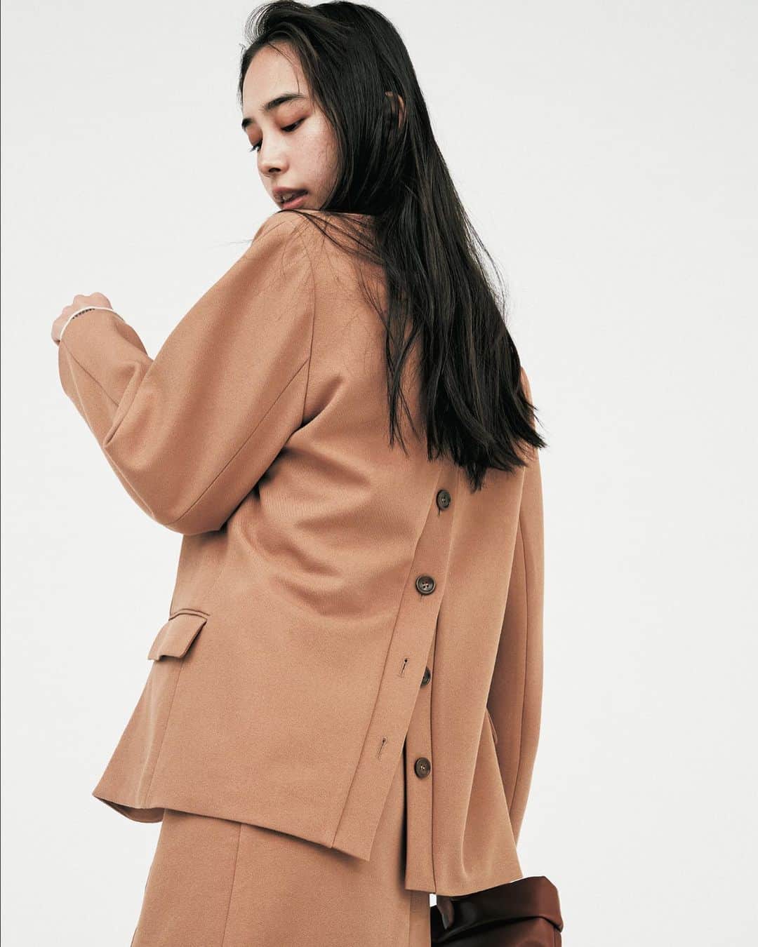 のインスタグラム：「・ まだまだ熱が冷めないセットアップも JELLY2月号ではたくさん紹介しているよ😚❣️ しかも、プ！チ！プ！ラ！です！！ ・ いげちゃんが着こなすのは バックスタイルまでとことん洒落てる ジャケット×ミニスカセットアップ✌🏻💓 着こなし次第で長〜く愛用できちゃうのが うれしい！ ・ #jelly#jelly2月号#井桁弘恵#セットアップ#ジャケット#ミニスカ#モード#シンプル#ハンサム女子#バックスタイル#プチプラ#プチプラコーデ#エヴリス#ジーユー#おしゃれさんと繋がりたい #igetahiroe#setup#jacket#miniskirt#modefashion#simplefashion#evris#gu#japanesegirl」