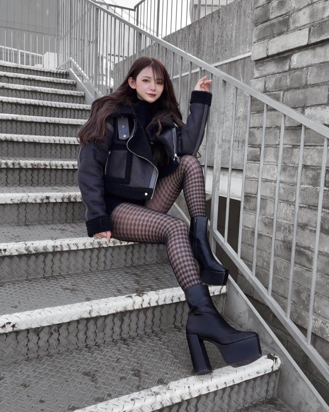 海羽（みう）さんのインスタグラム写真 - (海羽（みう）Instagram)「.  どう考えても全身ブラックは可愛いんよ 柄タイツは初の試み🤲🏻  . #fashion #coordinate #juemi #evris」1月28日 21時47分 - _miuinoue_