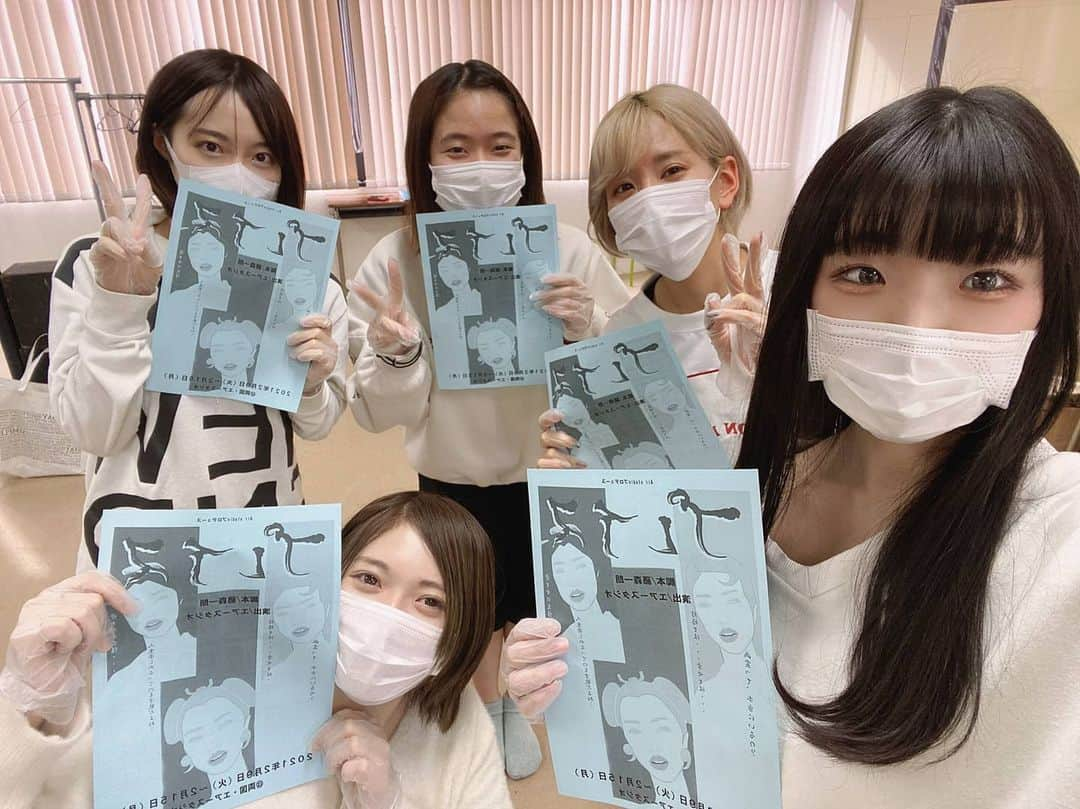 市瀬 美和さんのインスタグラム写真 - (市瀬 美和Instagram)「始まりましたプレイスの稽古！  女5人芝居です。 ありがたいことに 2チームに出演させていただきます  久しぶりのAirStudioさん  GoJet! Go! Go!のシリーズ カラフル などに出演させてもらった団体さんです  ずっとお世話になっているプロデューサーさんですが、少しでも成長した姿を見せられるように頑張ります  エアスタファンの皆様も覚えててくれるかなー？  ドタバタのコメディ。 この前の『門番』に引き続きコメディです  配信チケットに 応援チケットもあります！！  このご時世ですが マスクに手袋にアルコールにアクリル板など、感染症対策バッチリで稽古と本番に臨みます  ぜひぜひバレンタインに一笑しに来ませんか？😊❤️  土曜日のライブももうすぐだ〜〜〜  #市瀬美和 #バンド #歌 #Retrolics  #女優 #舞台女優 #Rock #コメディ て難しいよね #お笑い芸人さん尊敬する」1月28日 21時47分 - miwa.ichise